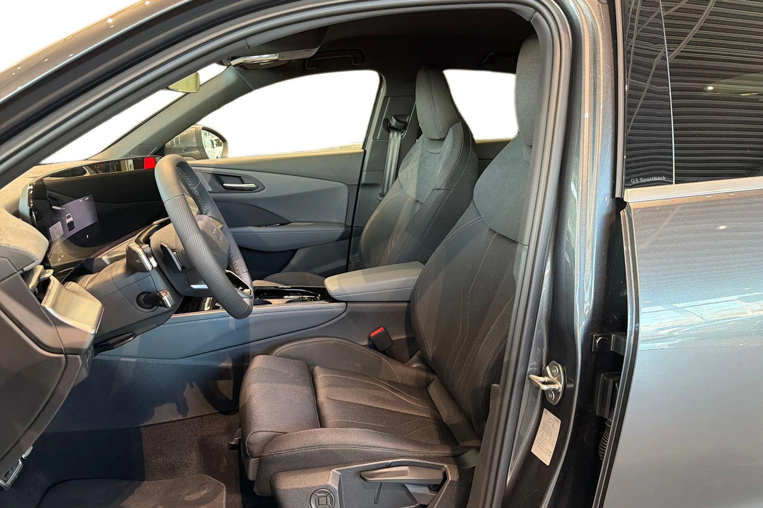 harmaa Audi Q3 2026 kuva 6.