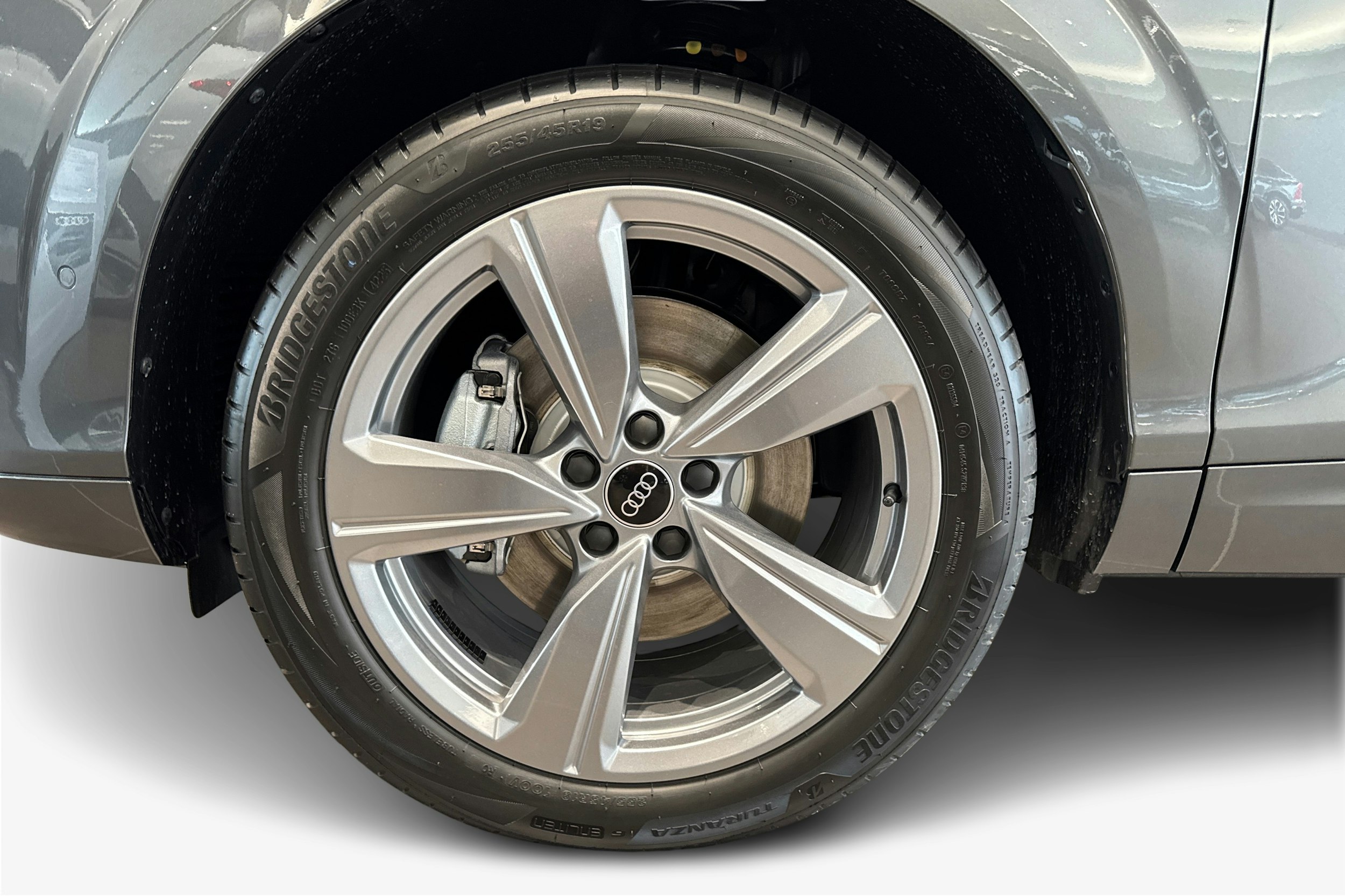 harmaa Audi Q3 2026 kuva 9.