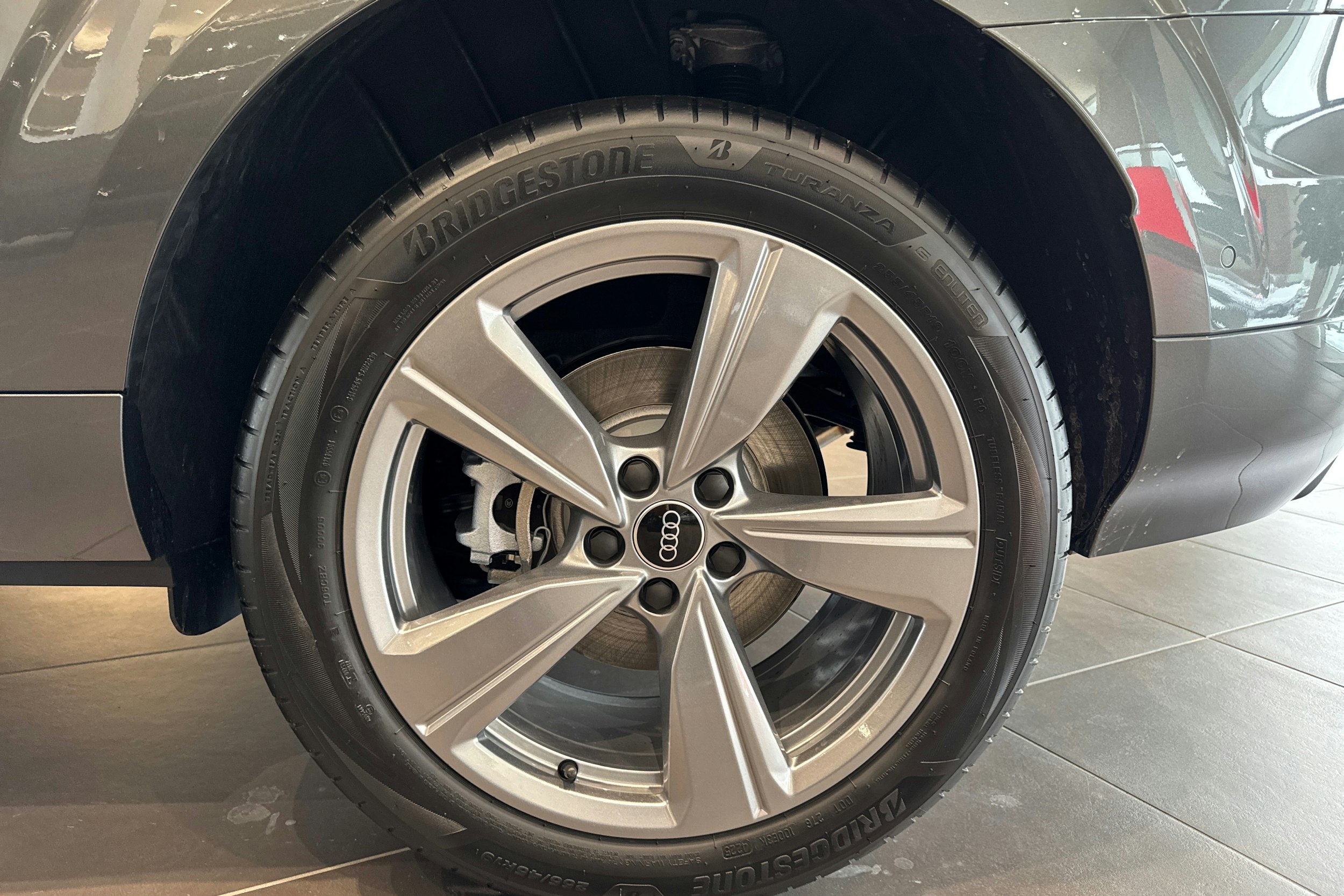 harmaa Audi Q3 2026 kuva 10.