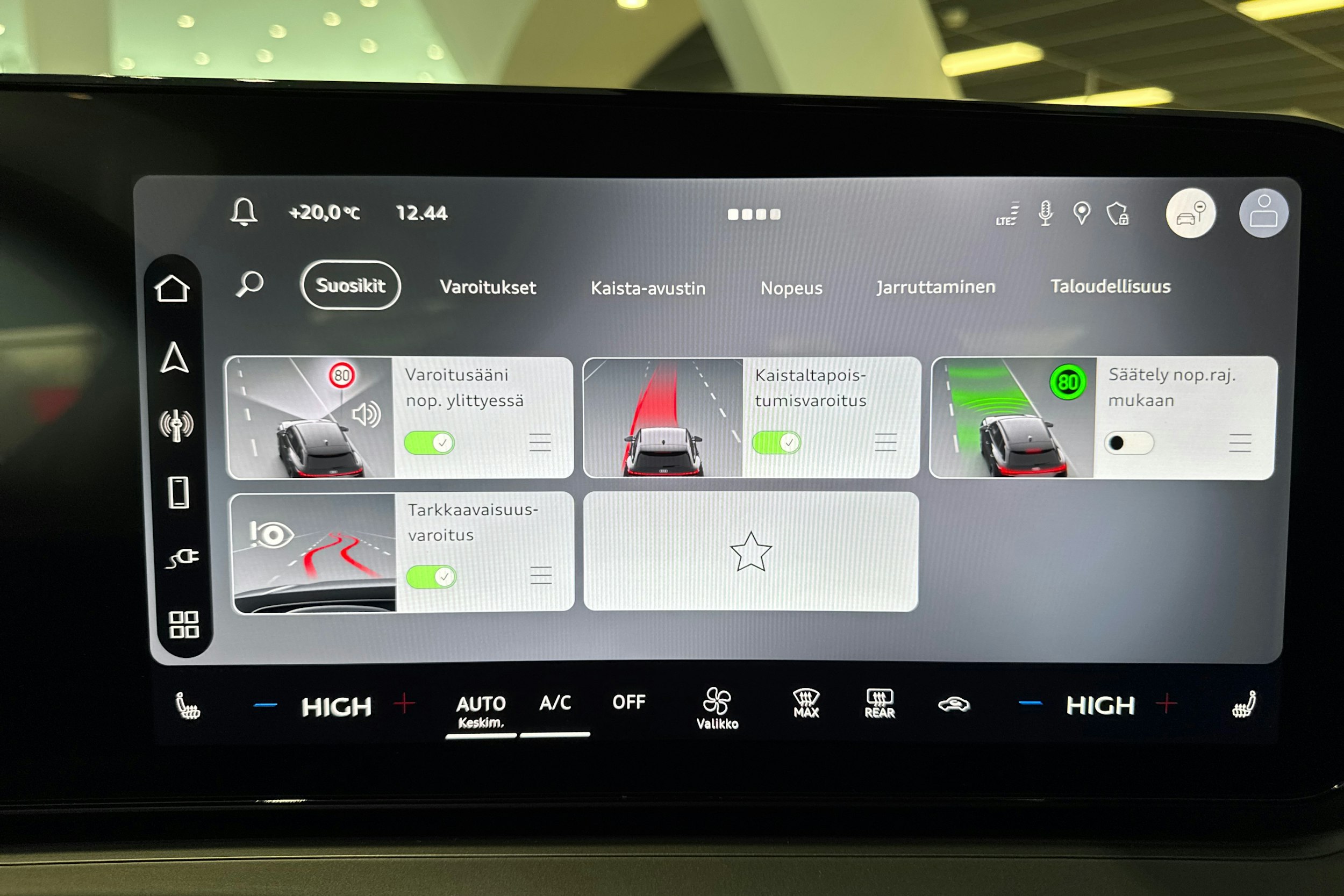 harmaa Audi Q3 2026 kuva 12.