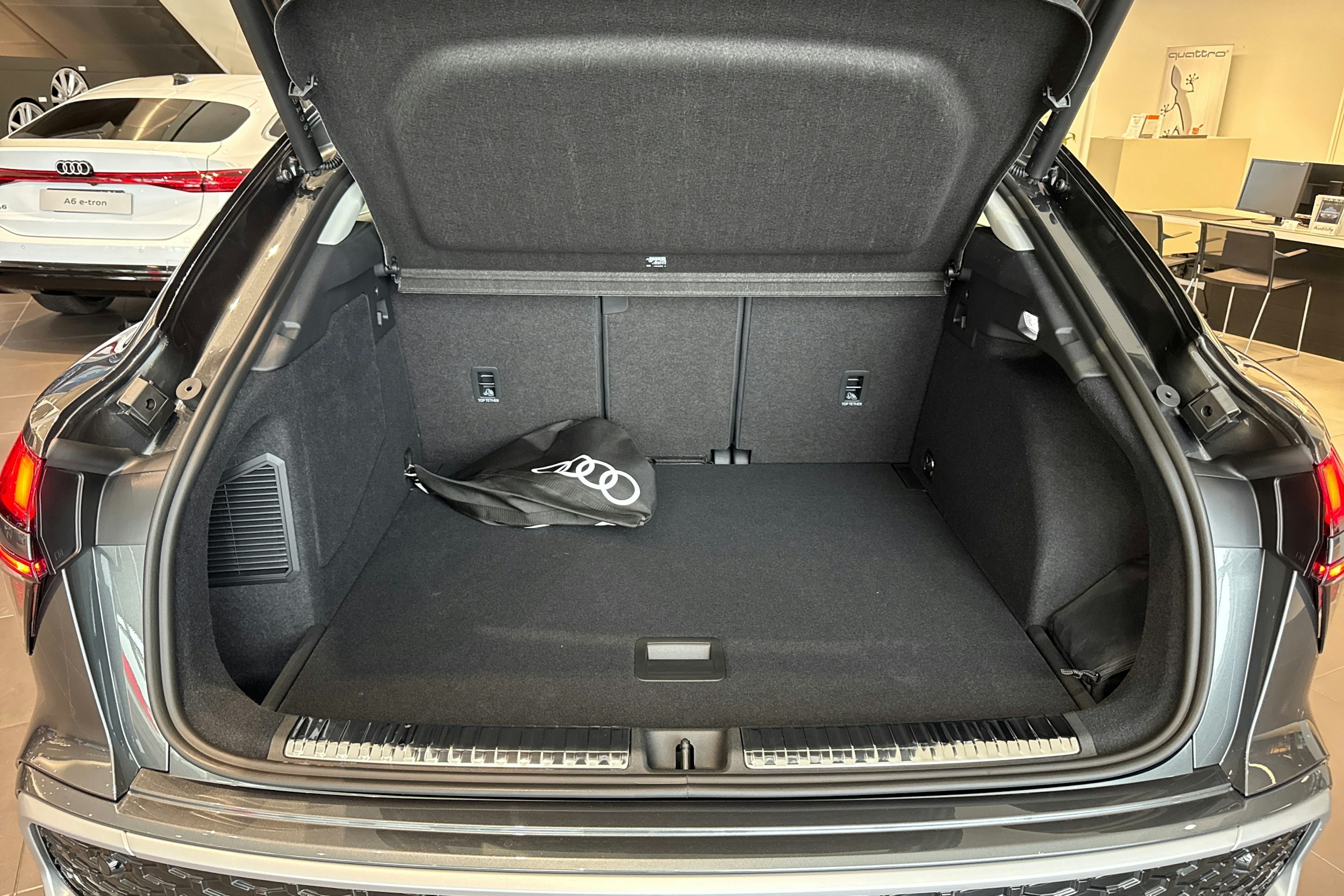 harmaa Audi Q3 2026 kuva 14.