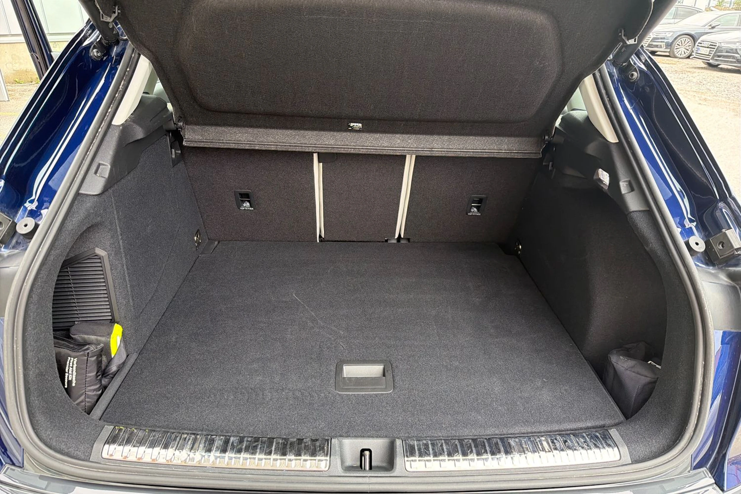 sininen Audi Q3 2026 kuva 17.