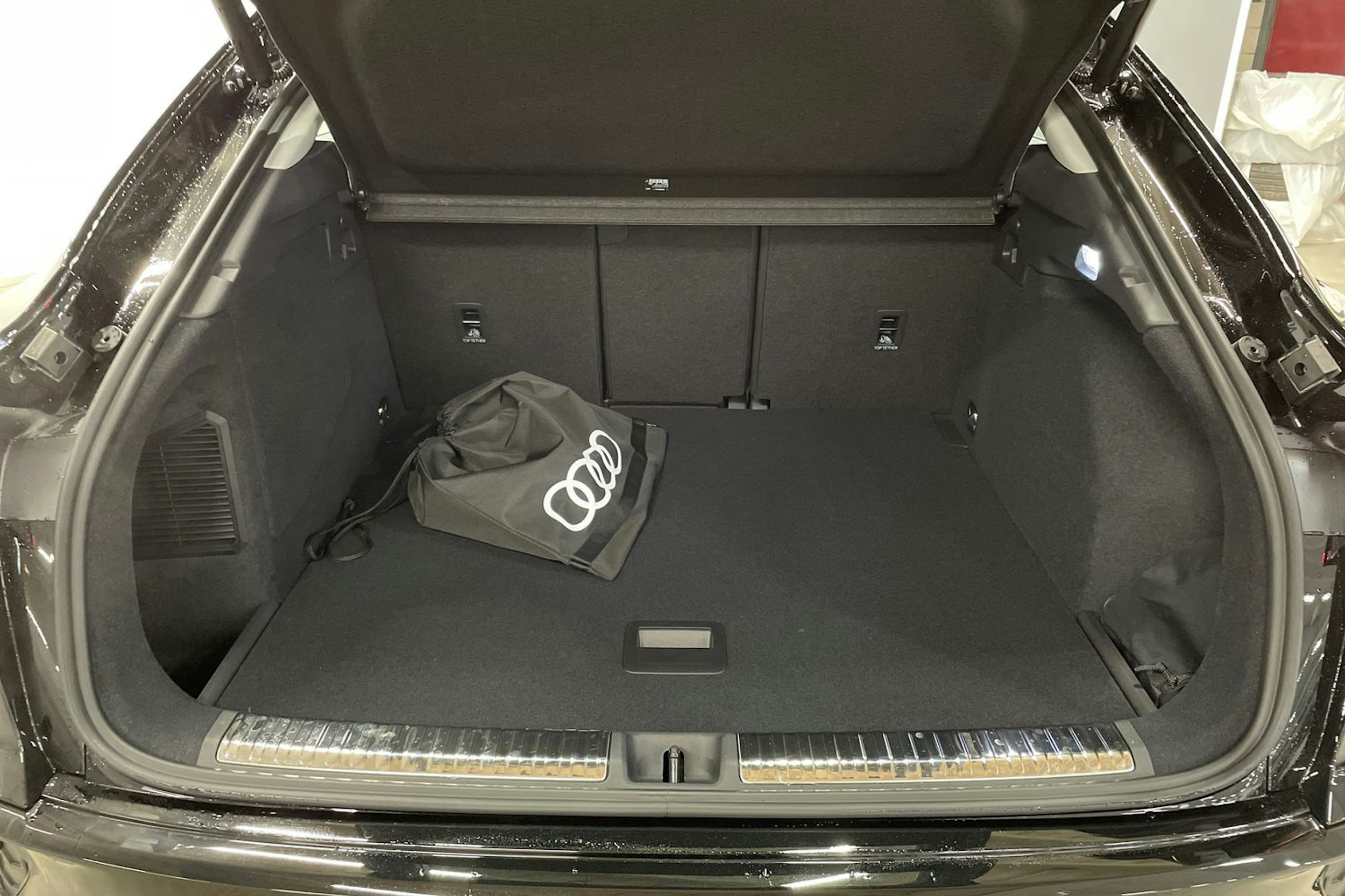 musta Audi Q3 2026 kuva 14.