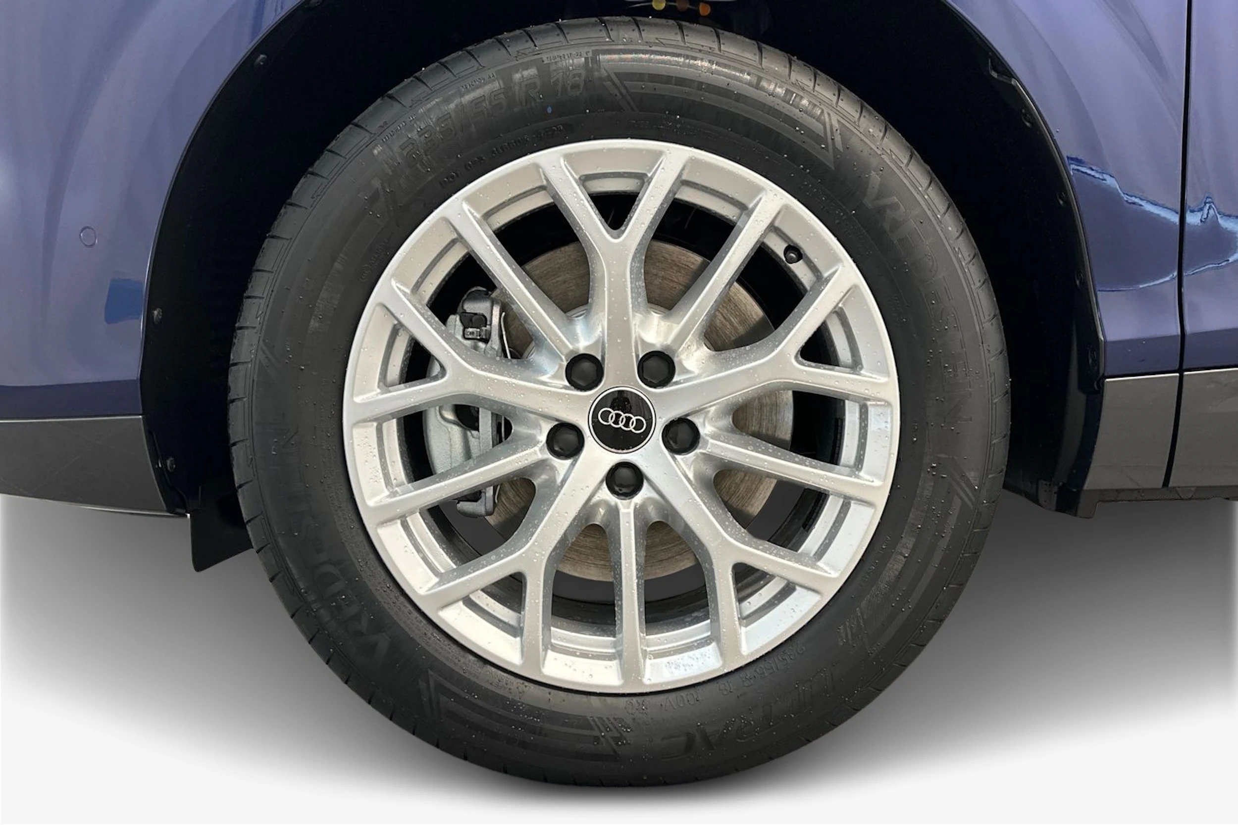 navarra sininen Audi Q3 2026 kuva 9.