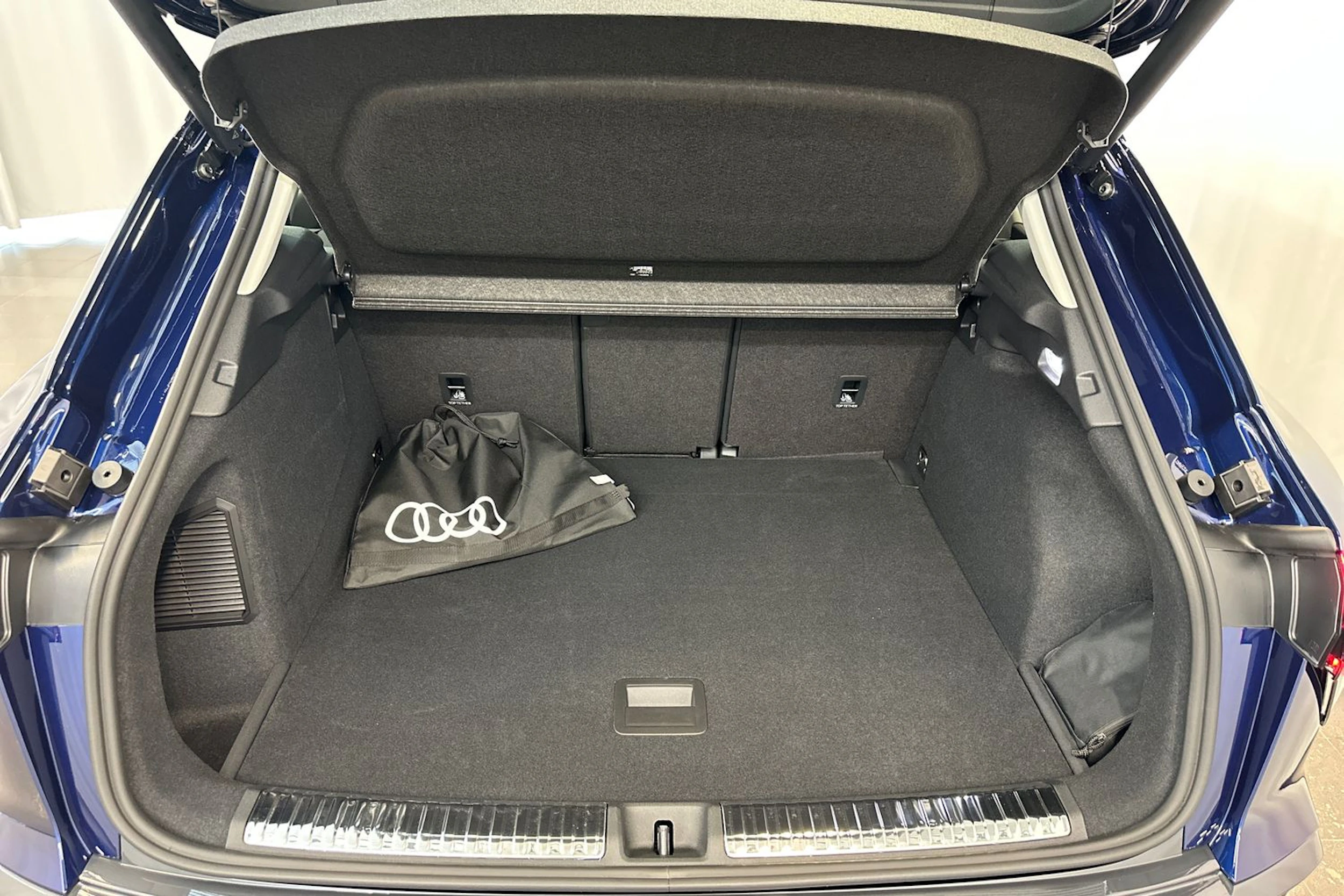 navarra sininen Audi Q3 2026 kuva 11.