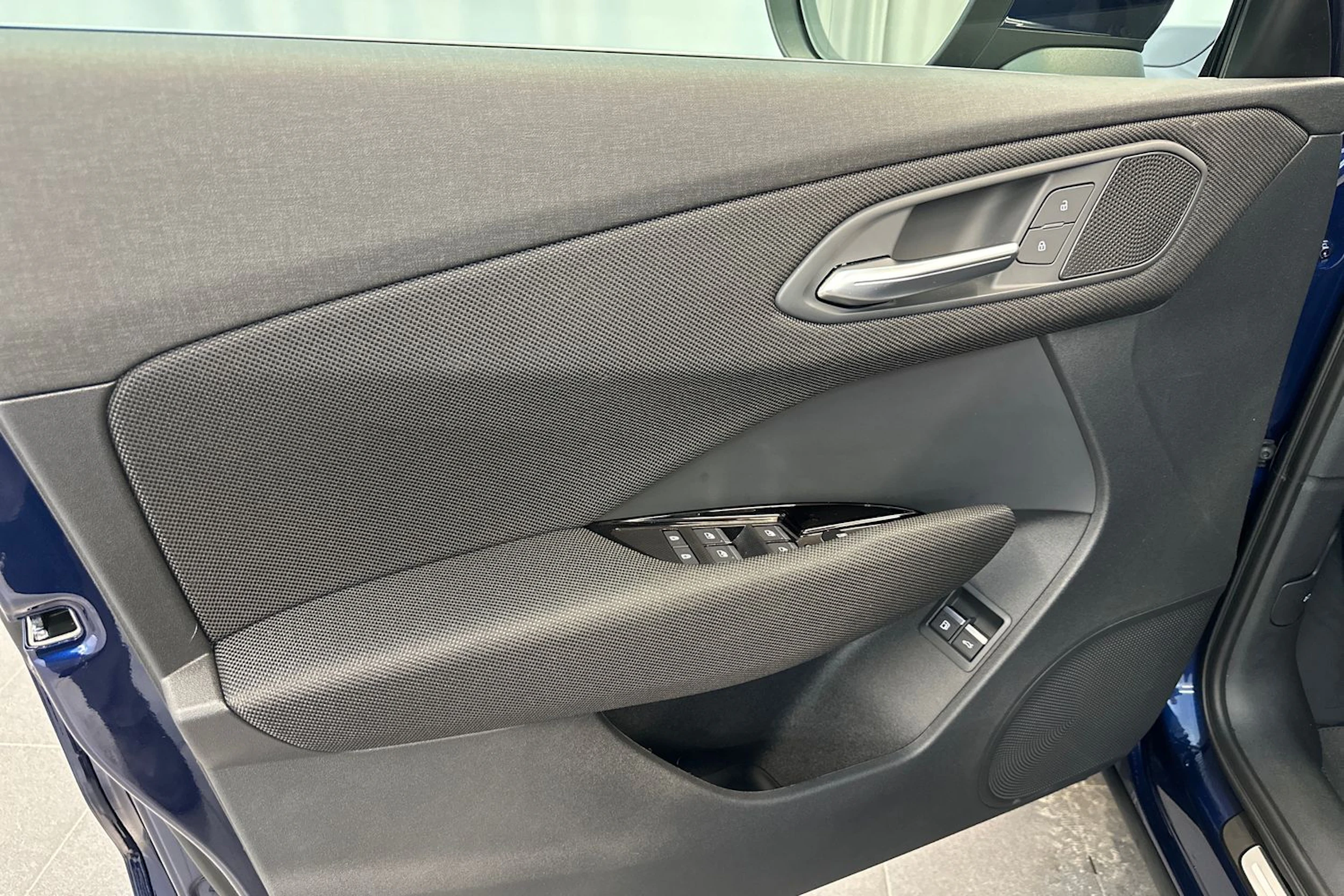 navarra sininen Audi Q3 2026 kuva 17.