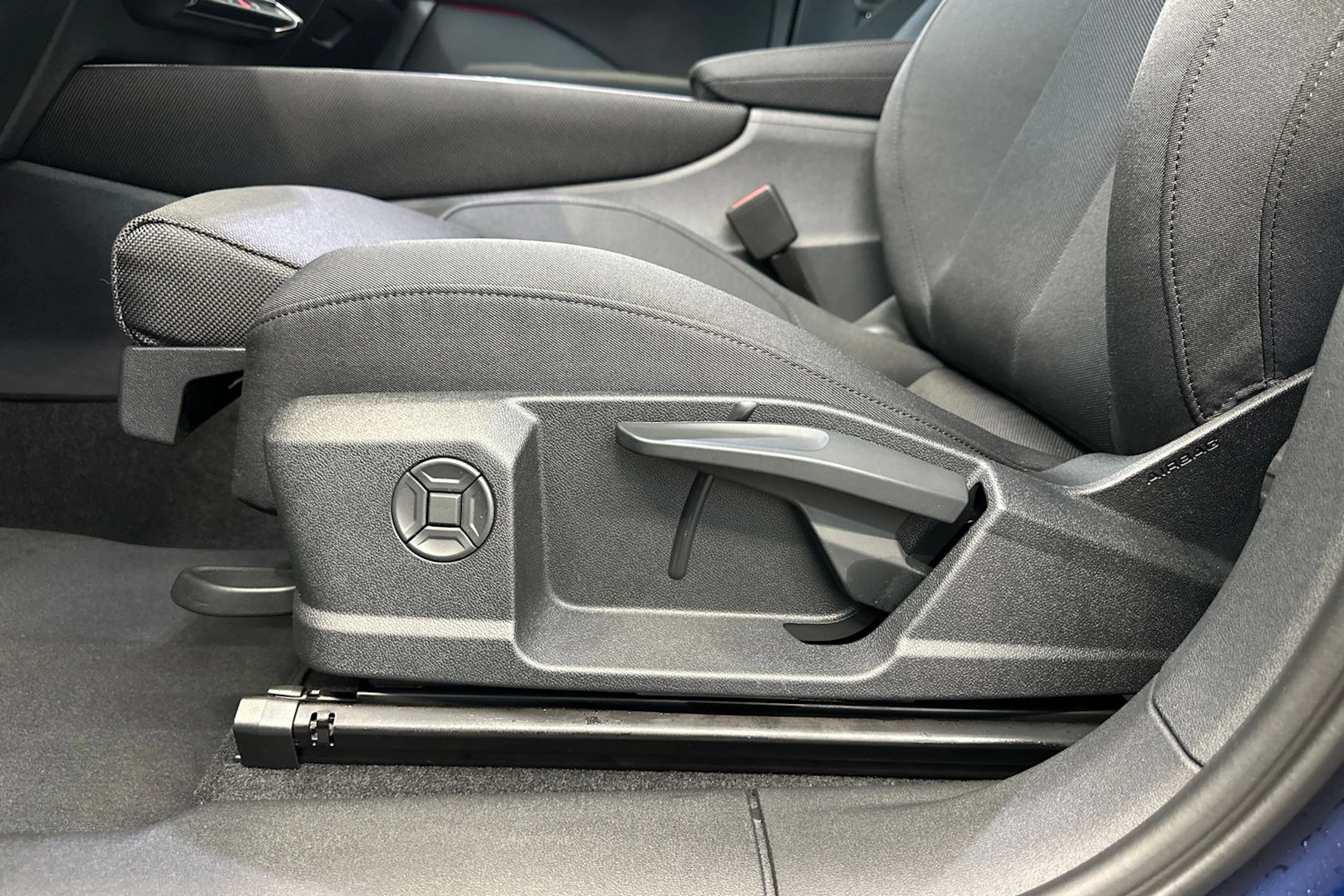 navarra sininen Audi Q3 2026 kuva 18.