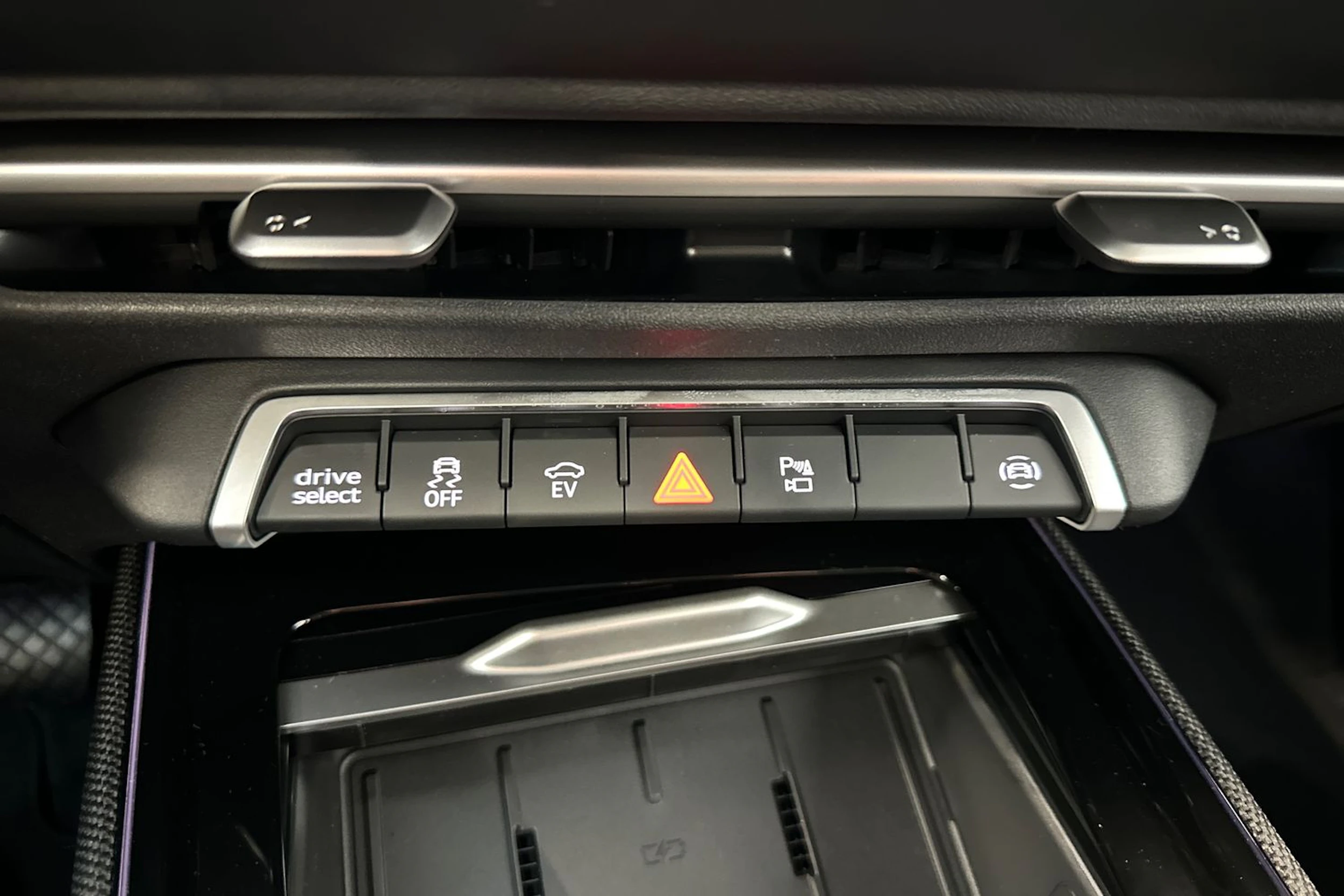 navarra sininen Audi Q3 2026 kuva 28.