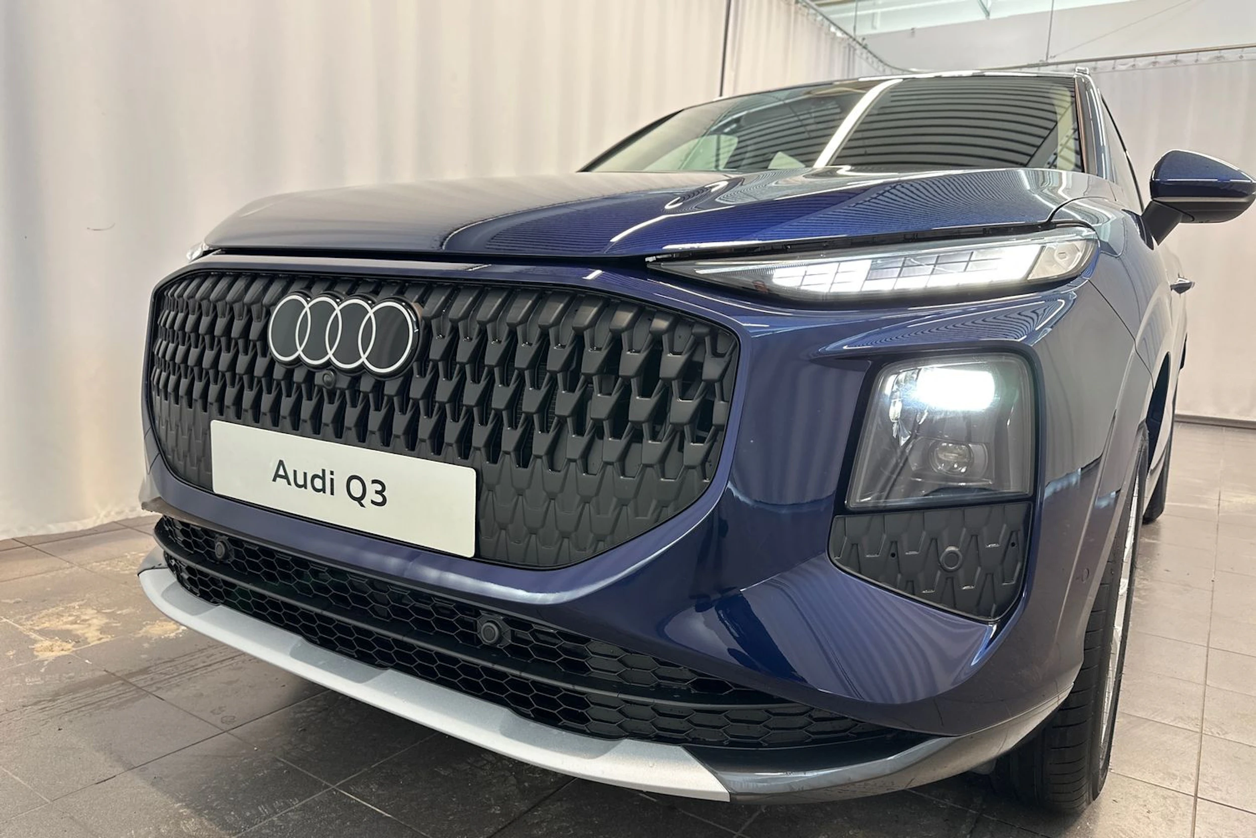 navarra sininen Audi Q3 2026 kuva 33.