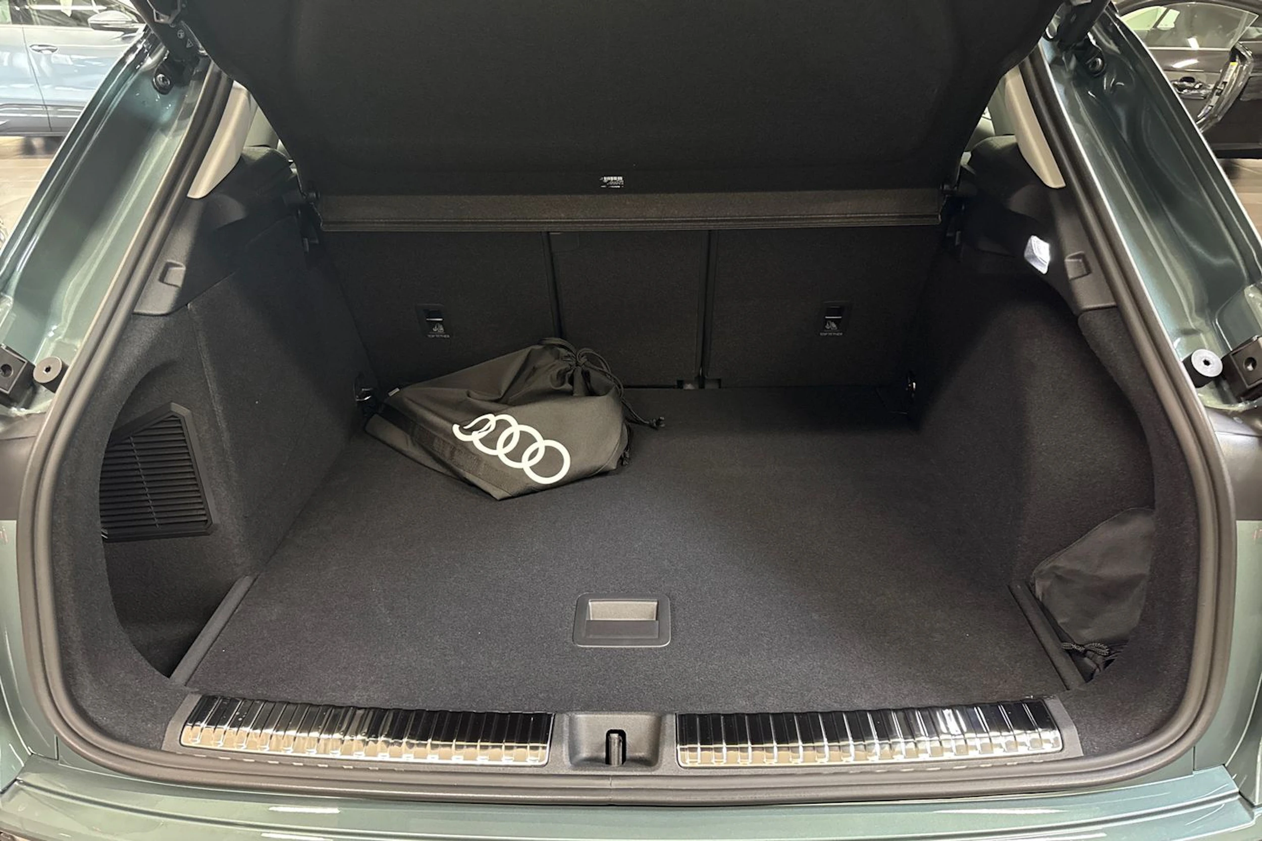met. vihreä Audi Q3 2026 kuva 11.
