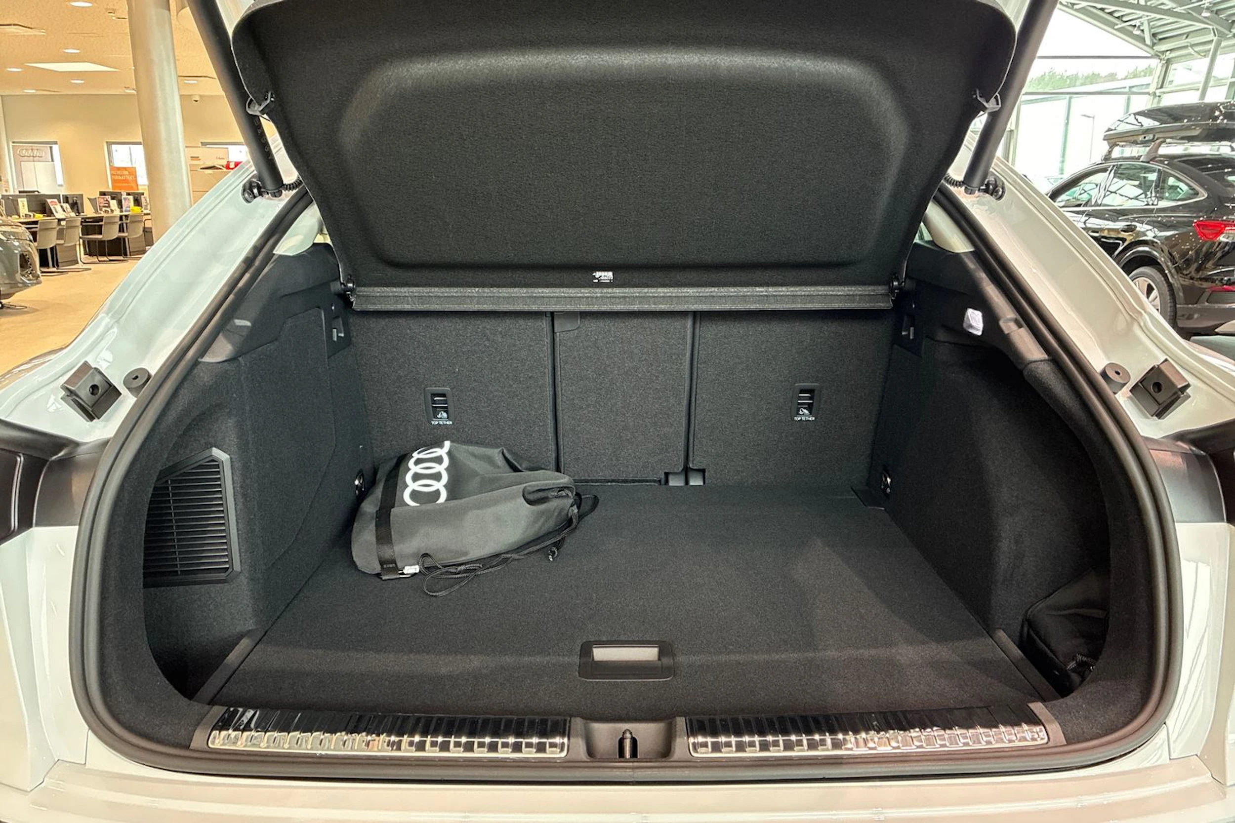 valkoinen Audi Q3 2026 kuva 12.