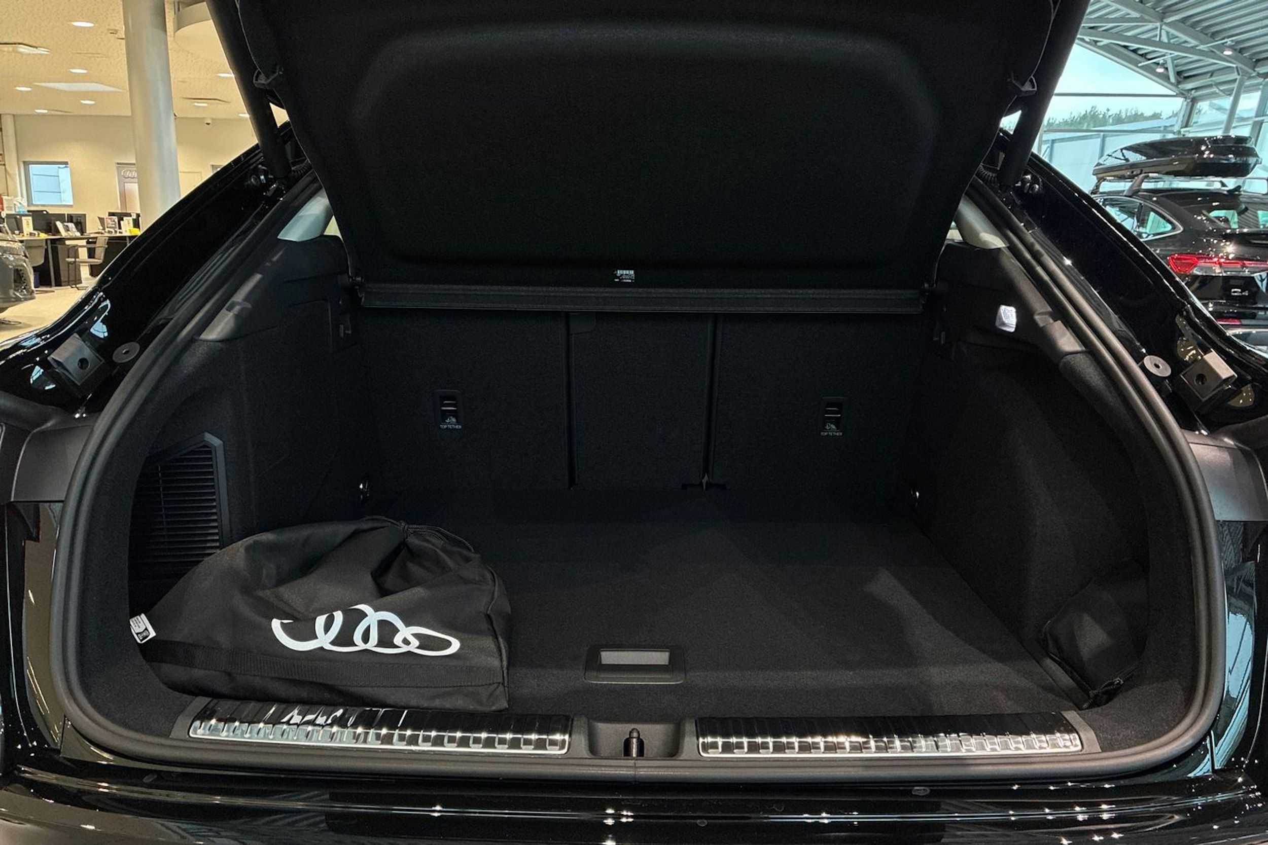 musta Audi Q3 2026 kuva 12.