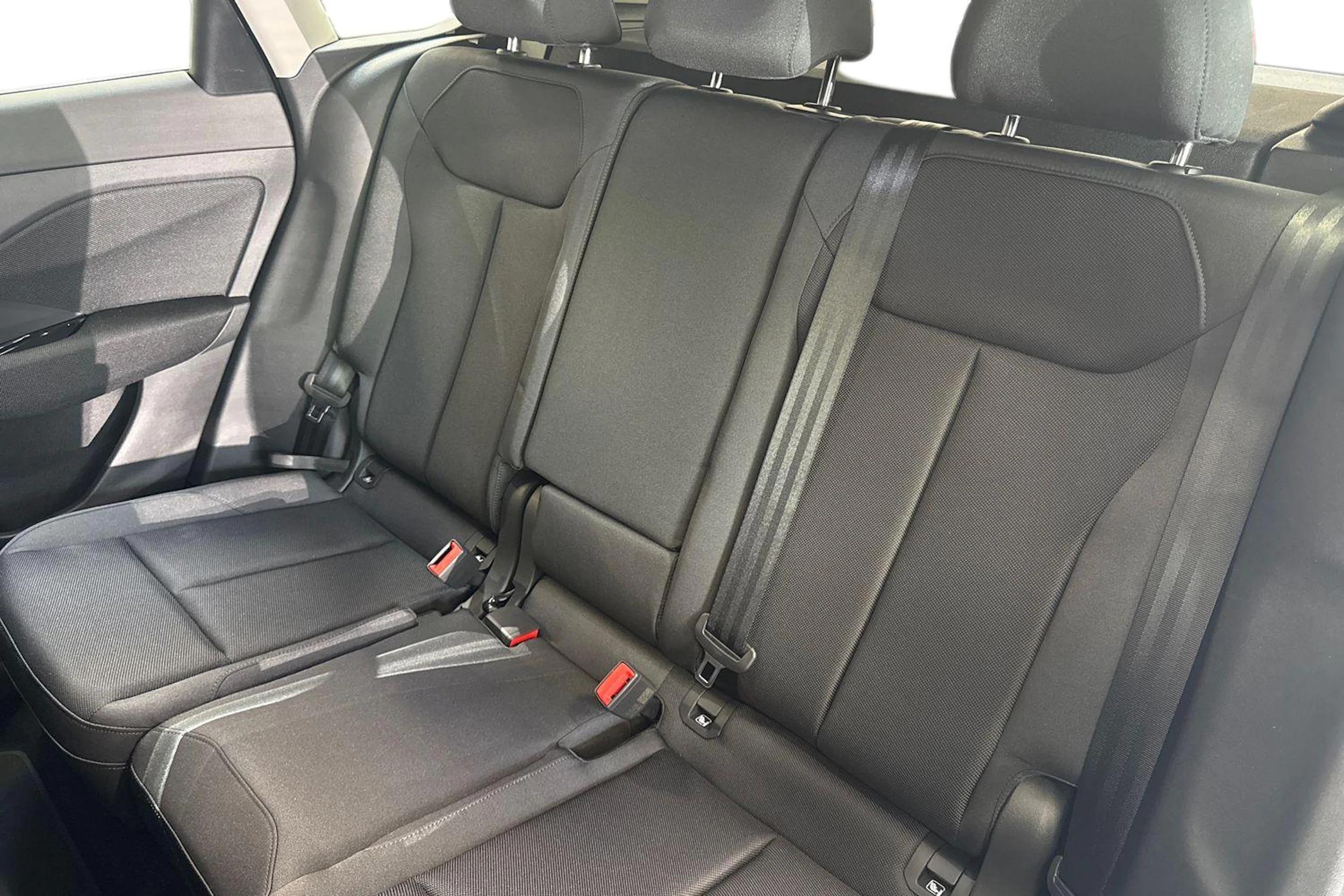 met. harmaa Audi Q3 2026 kuva 8.