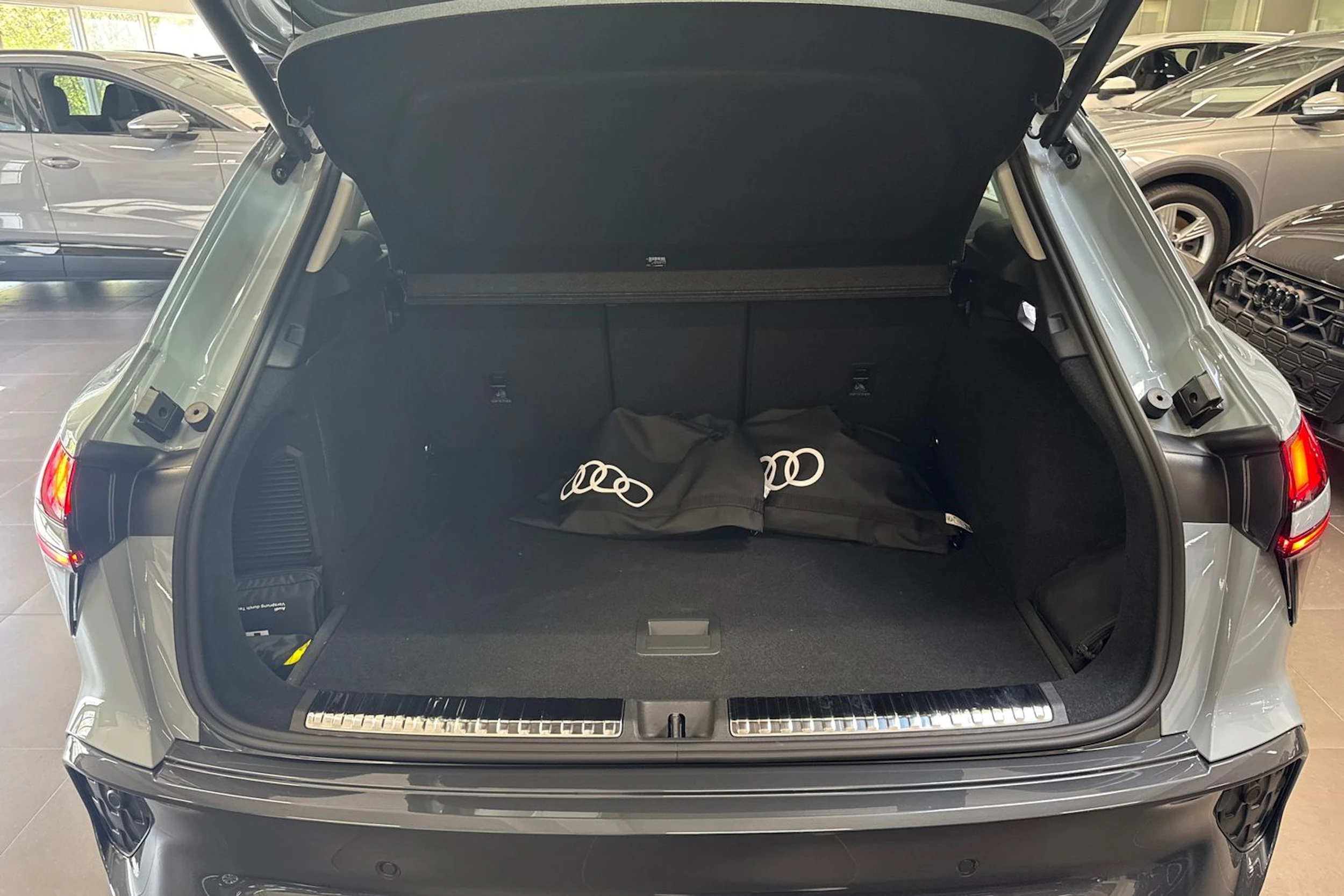 met. harmaa Audi Q3 2026 kuva 11.