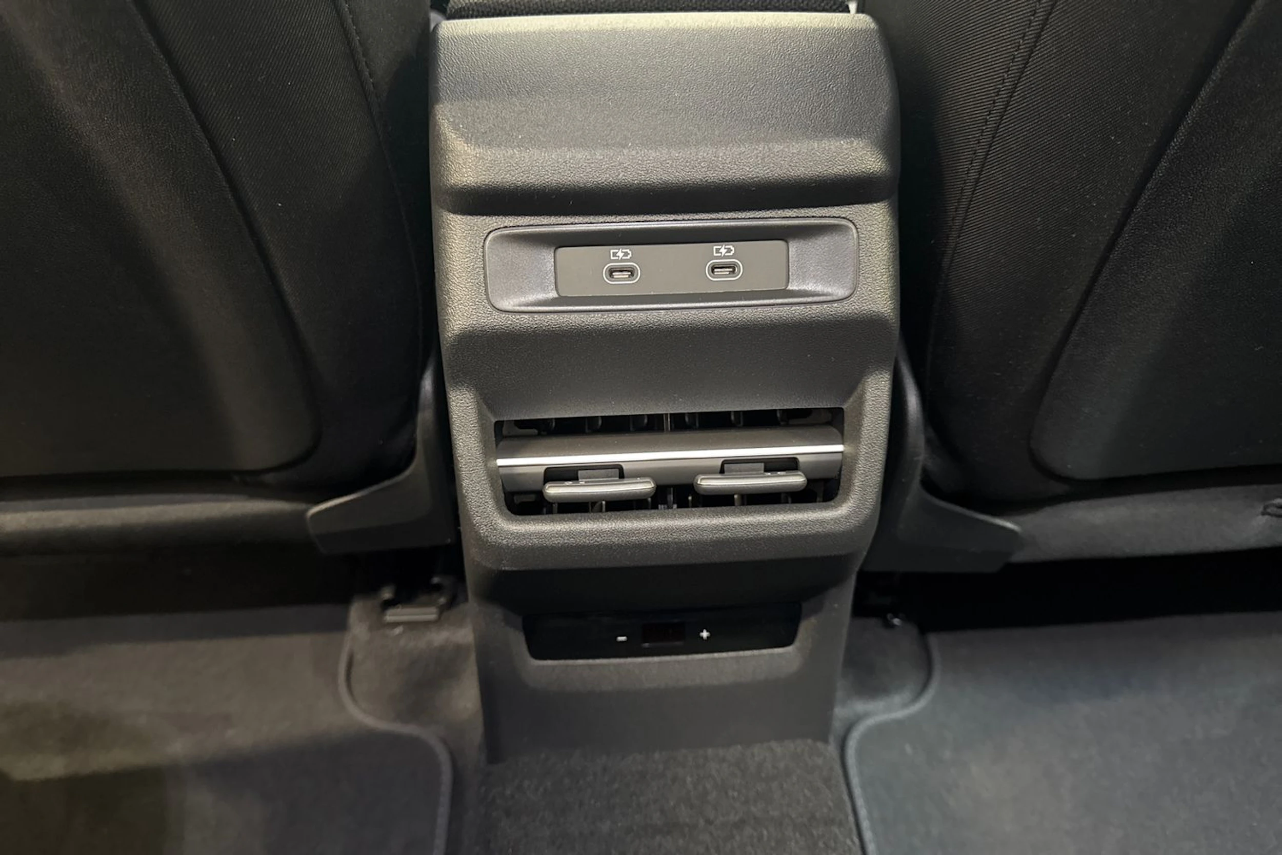 met. harmaa Audi Q3 2026 kuva 13.