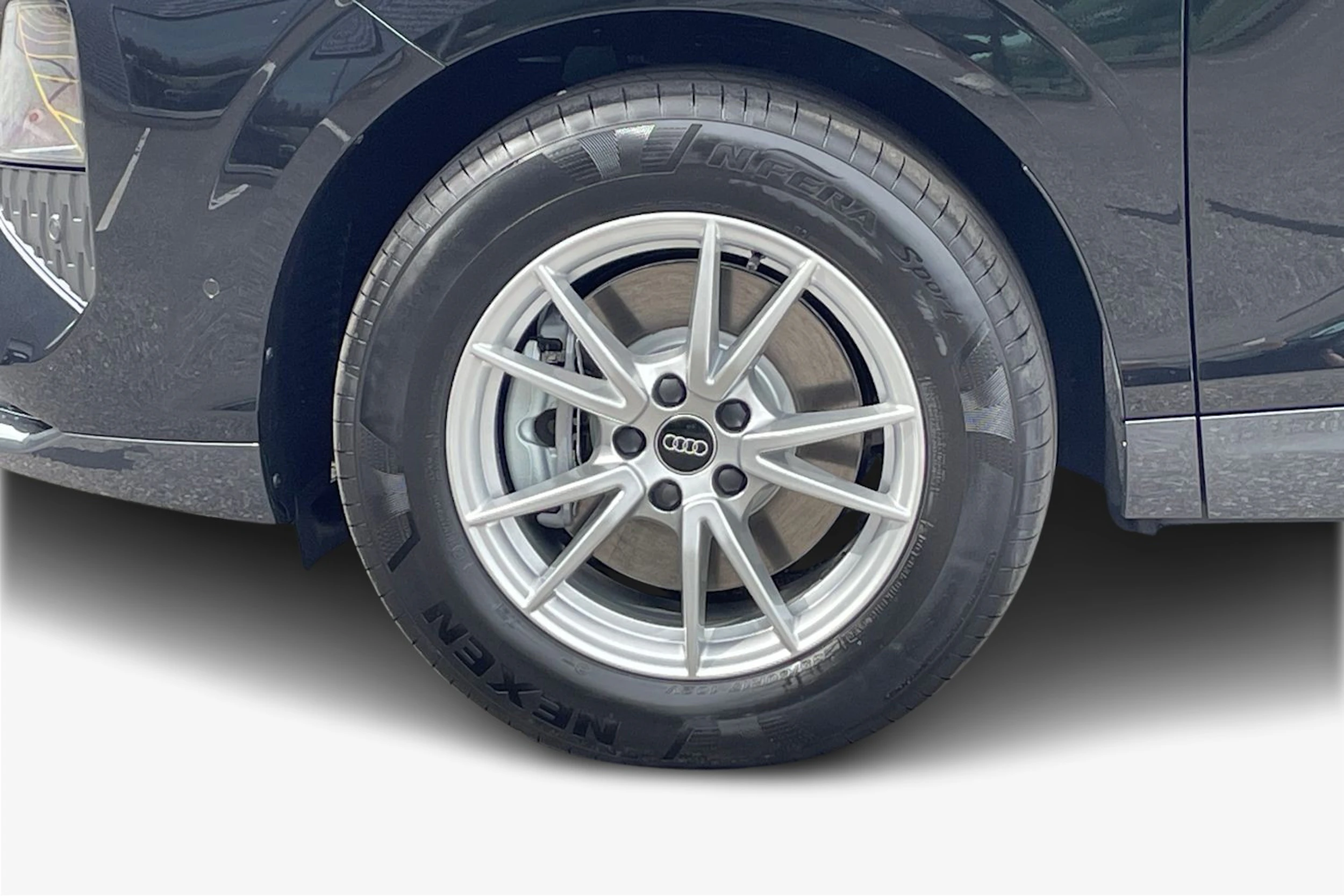 musta Audi Q3 2026 kuva 9.