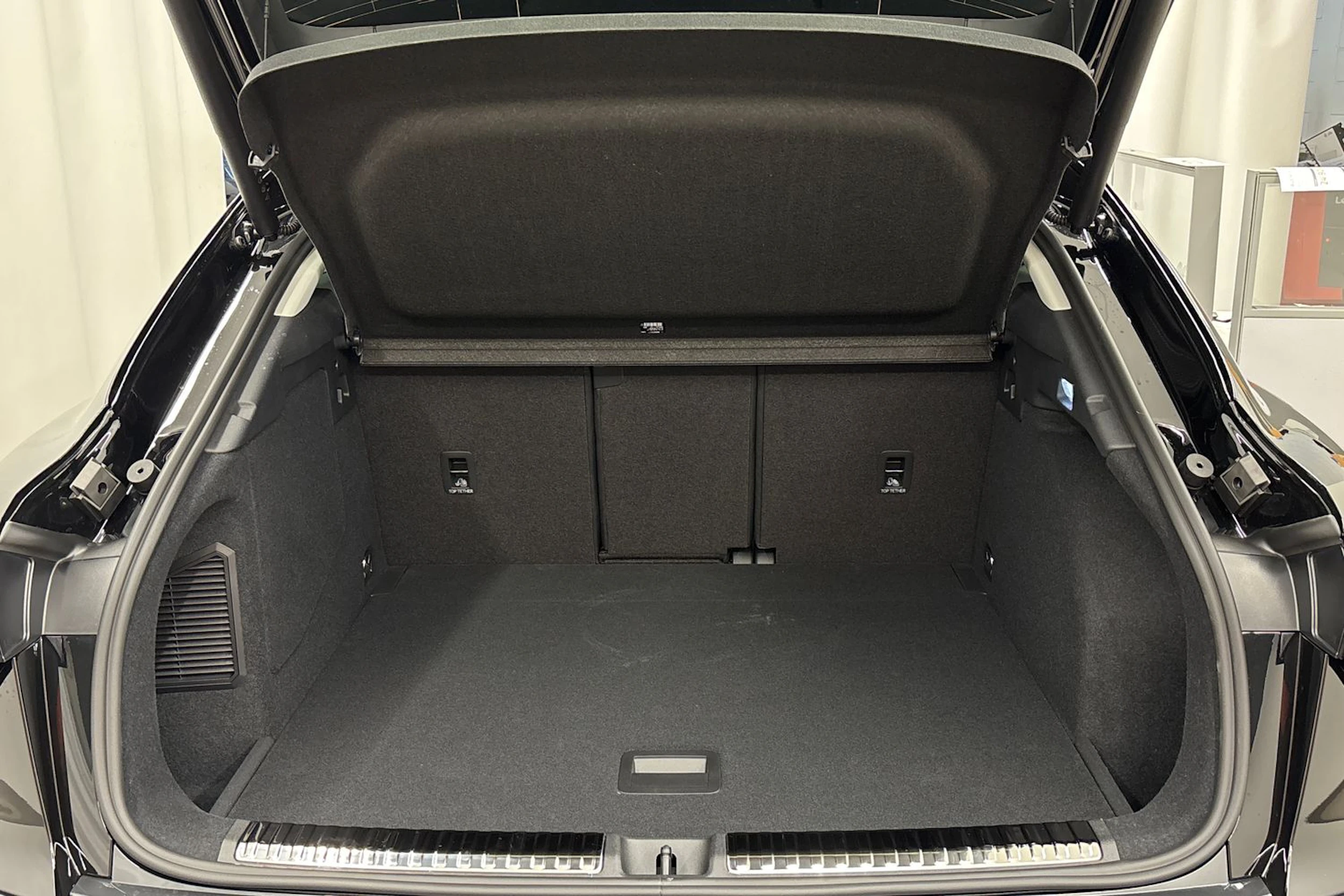 met. musta Audi Q3 2026 kuva 27.
