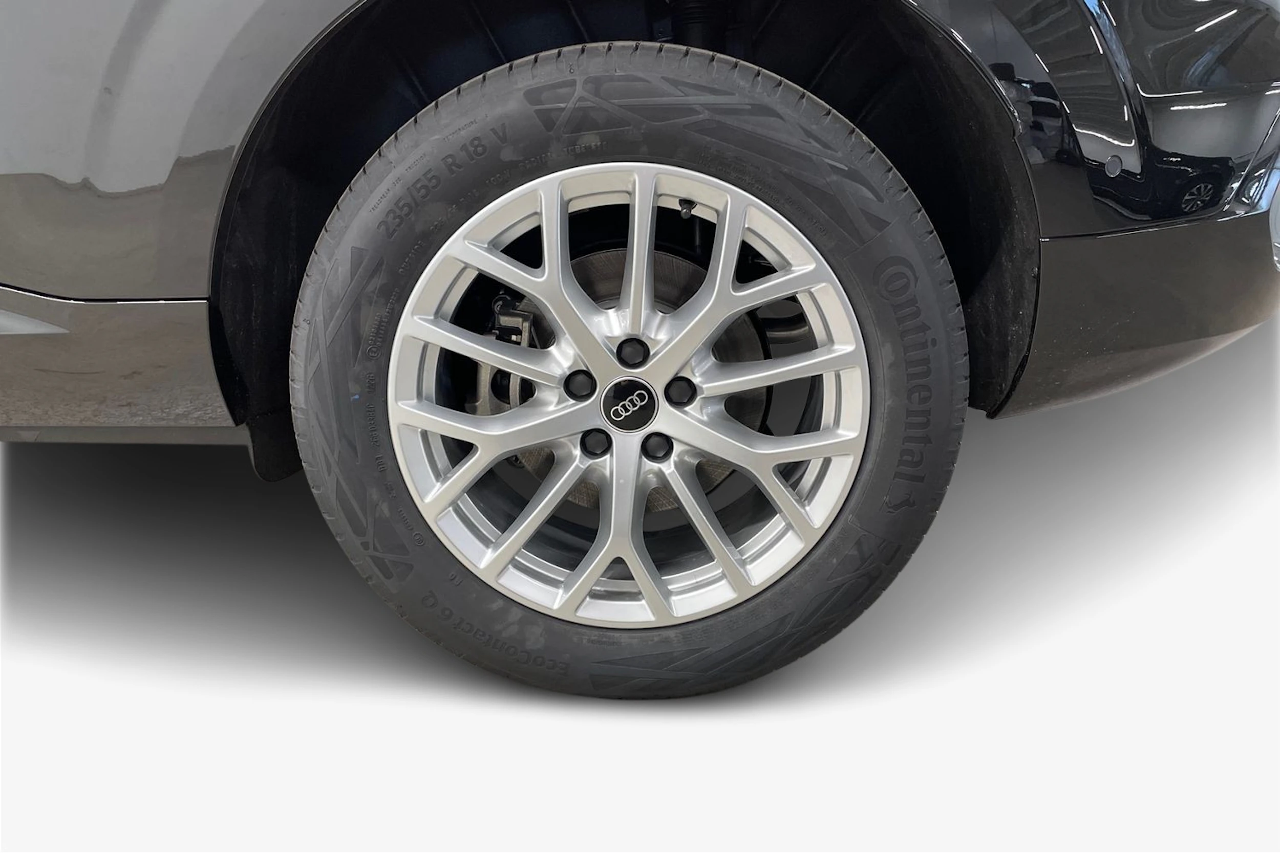musta Audi Q3 2026 kuva 9.
