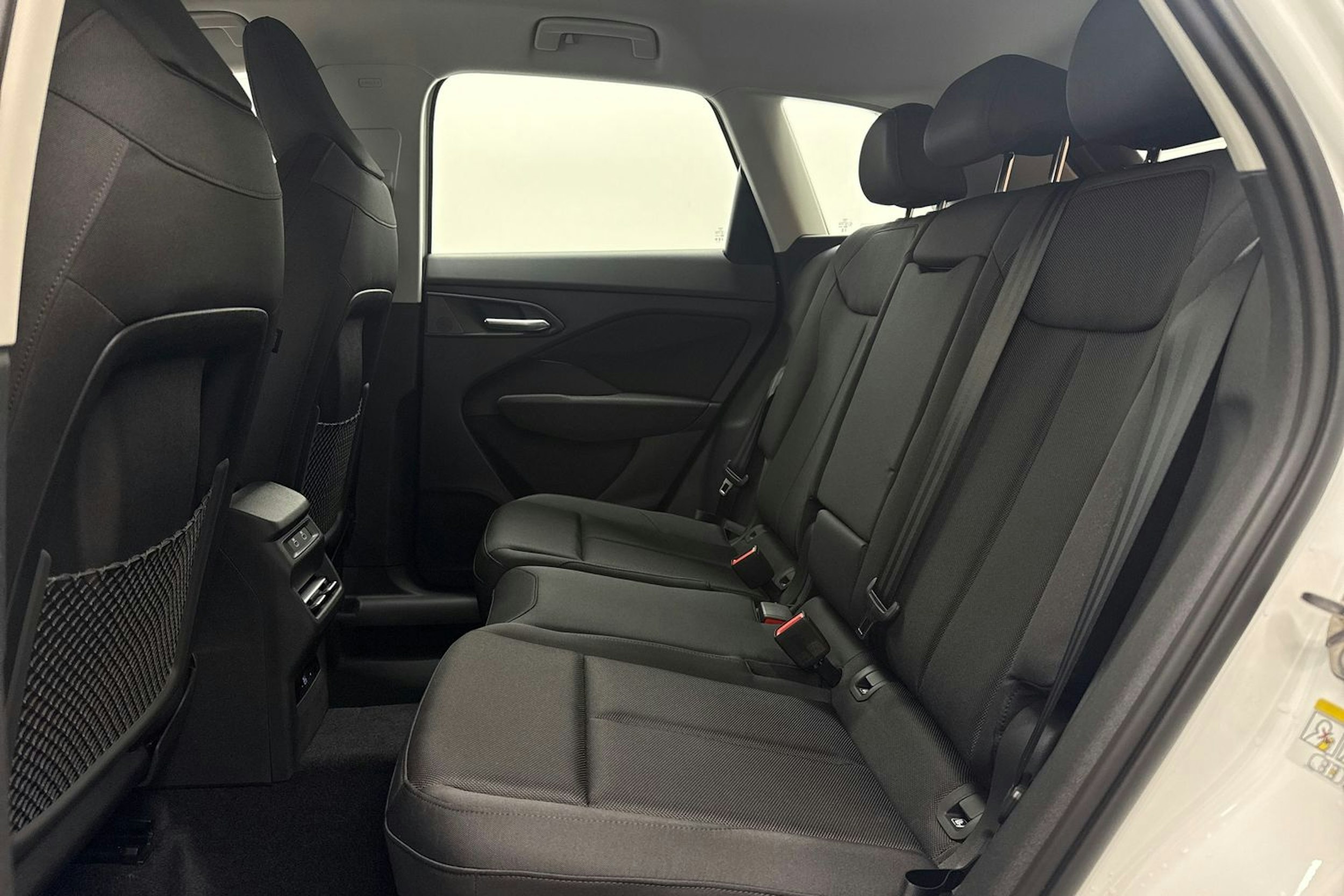 valkoinen Audi Q3 2026 kuva 11.