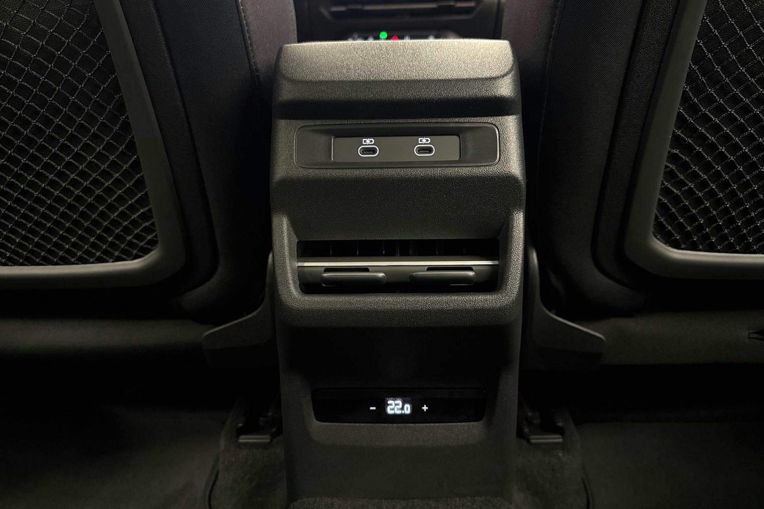 valkoinen Audi Q3 2026 kuva 12.