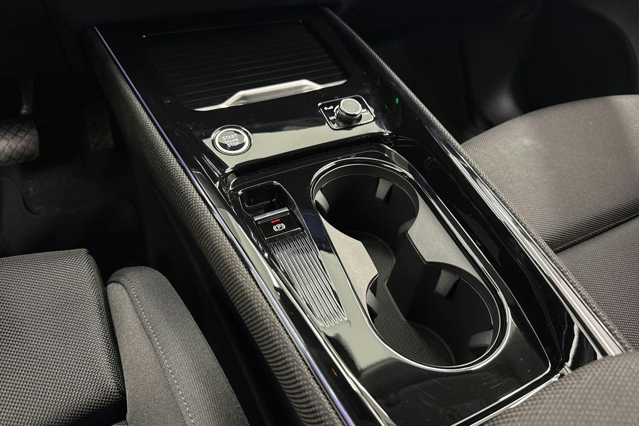 valkoinen Audi Q3 2026 kuva 21.