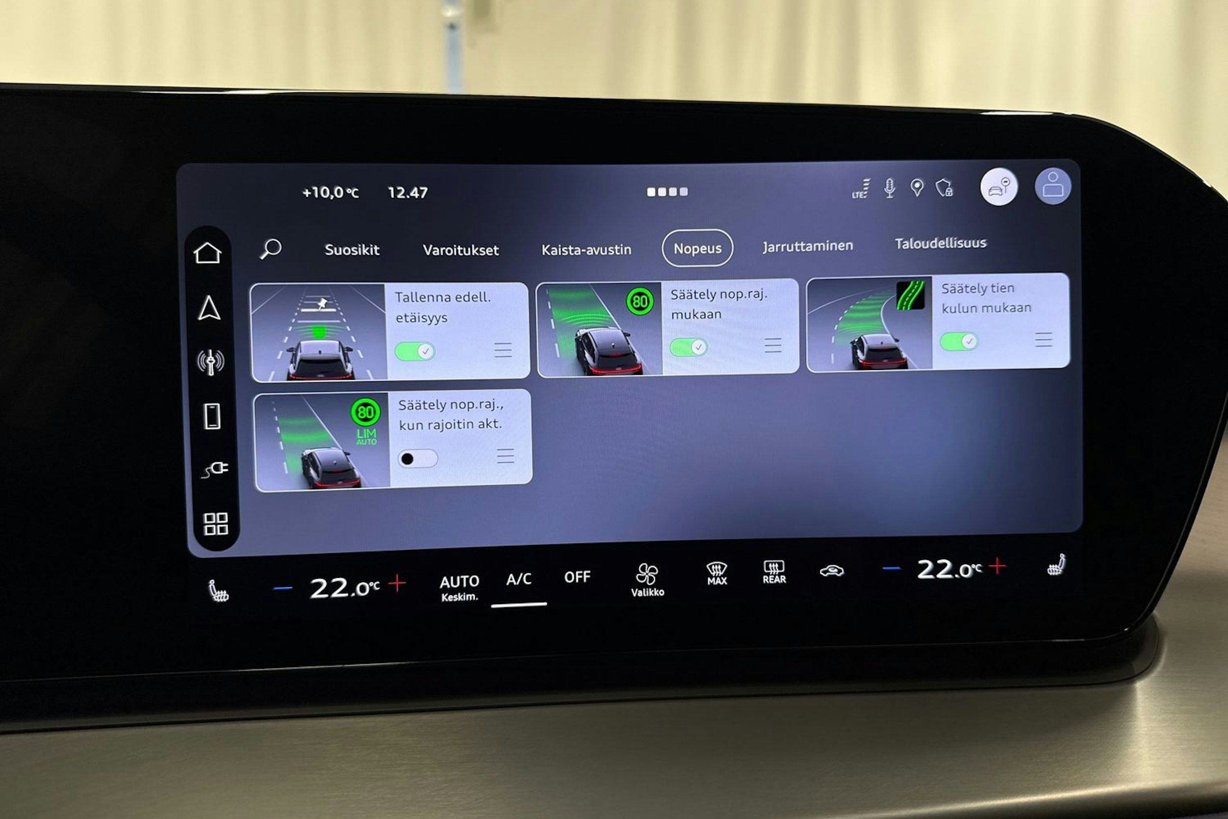 valkoinen Audi Q3 2026 kuva 28.