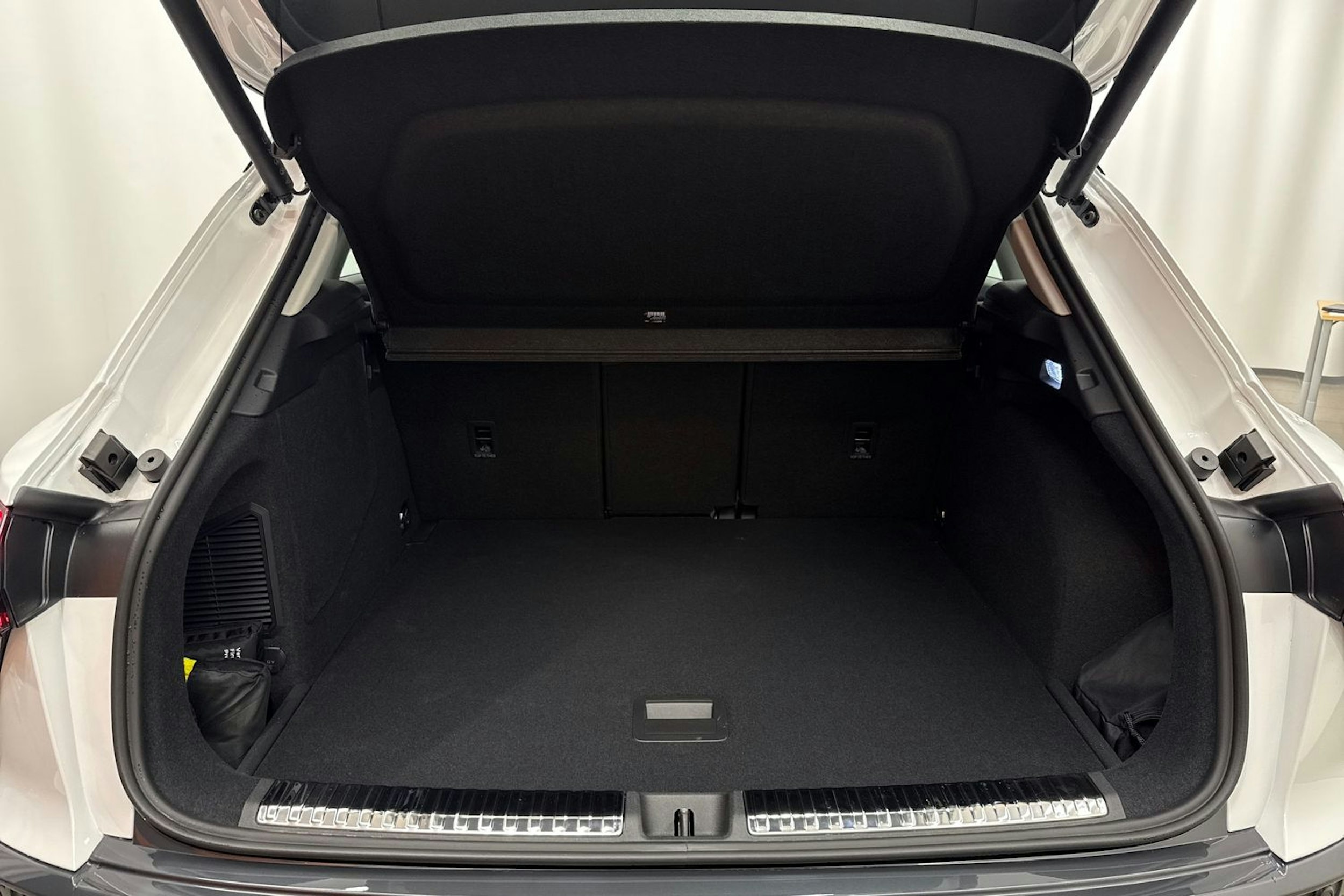 valkoinen Audi Q3 2026 kuva 33.