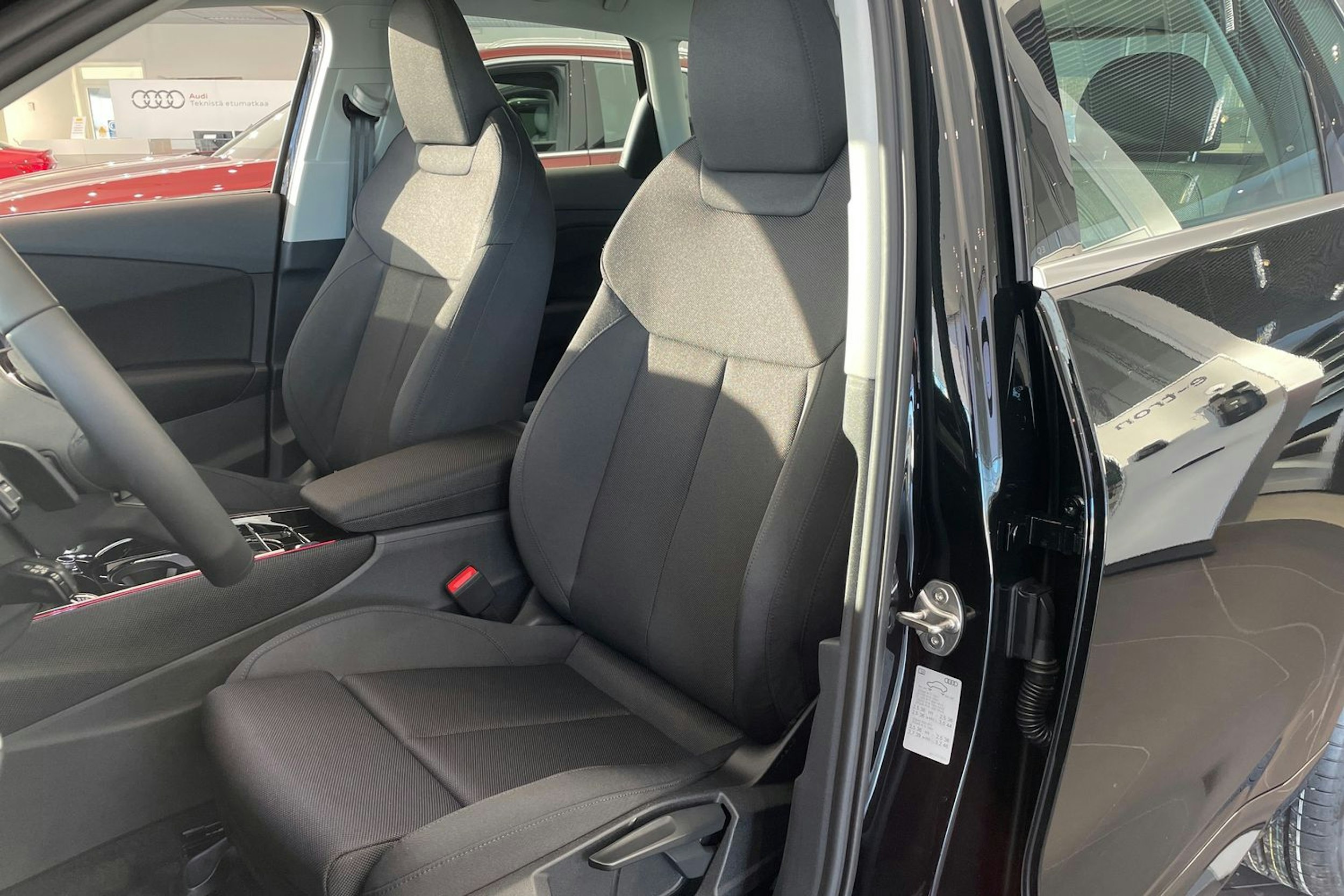 musta Audi Q3 2026 kuva 33.