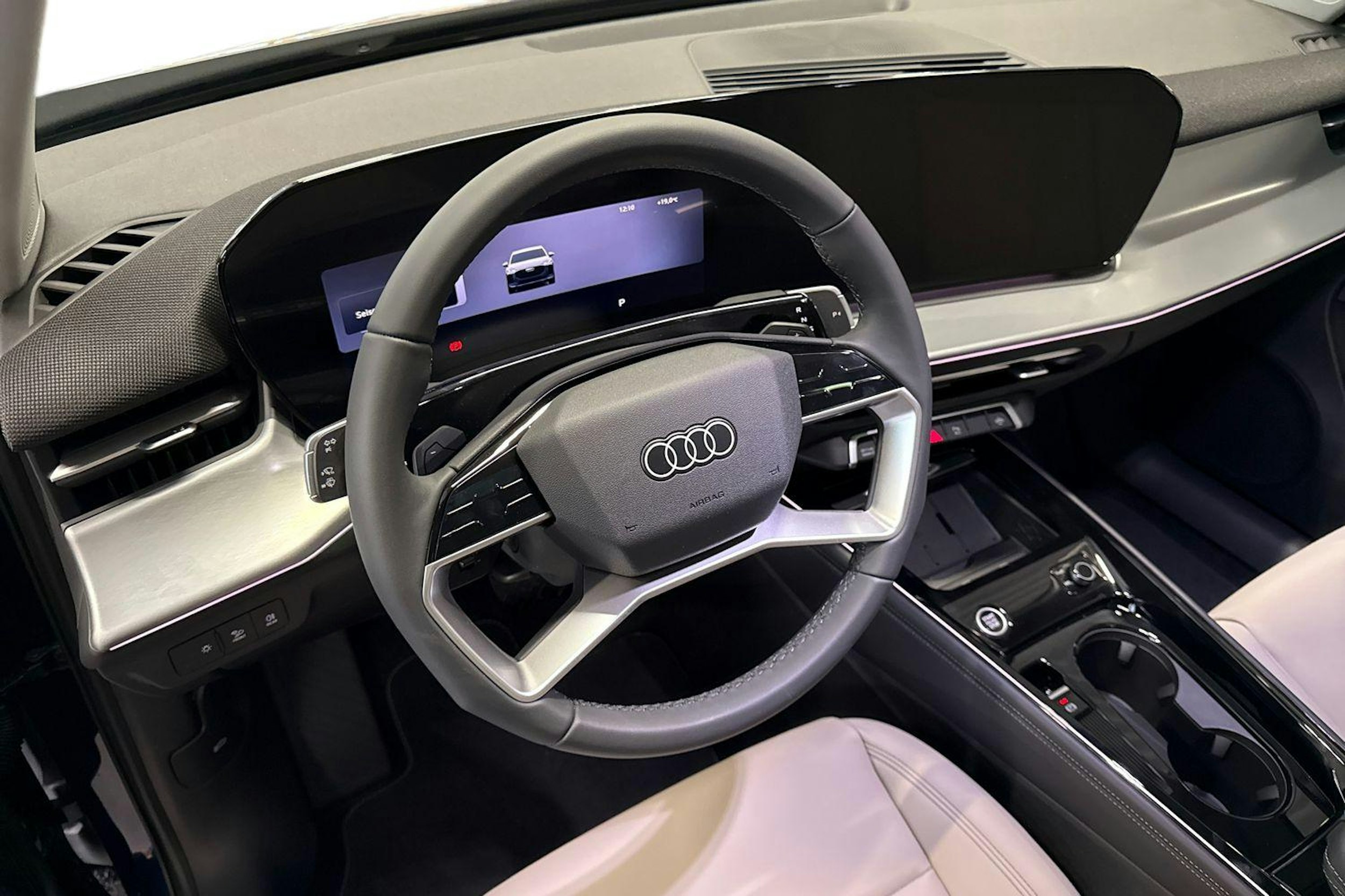 met. sininen Audi Q3 2026 kuva 6.