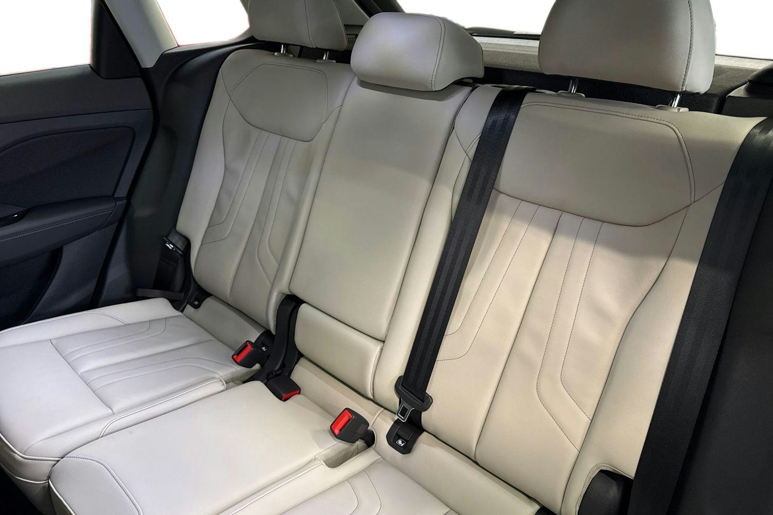 met. sininen Audi Q3 2026 kuva 8.