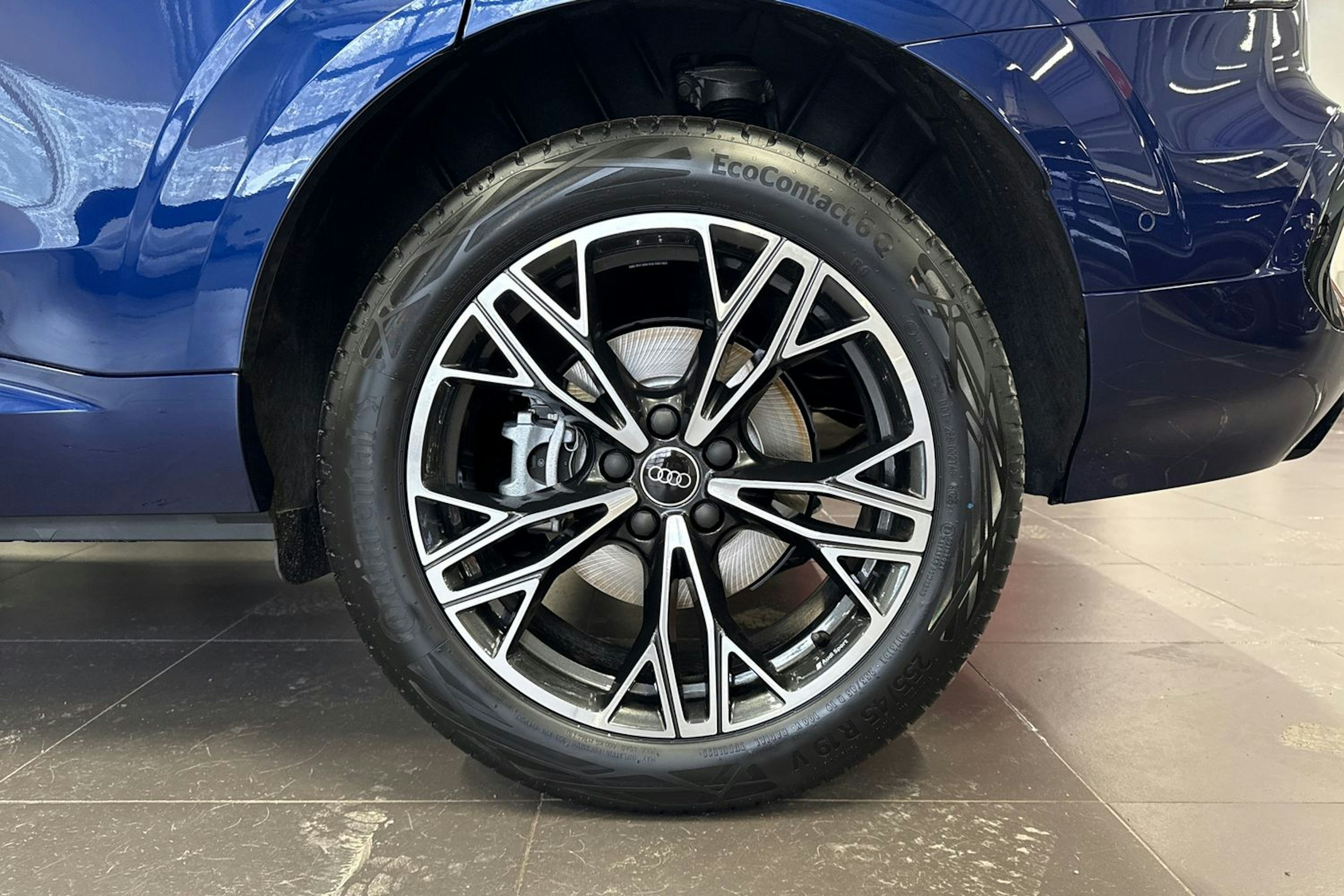 met. sininen Audi Q3 2026 kuva 10.