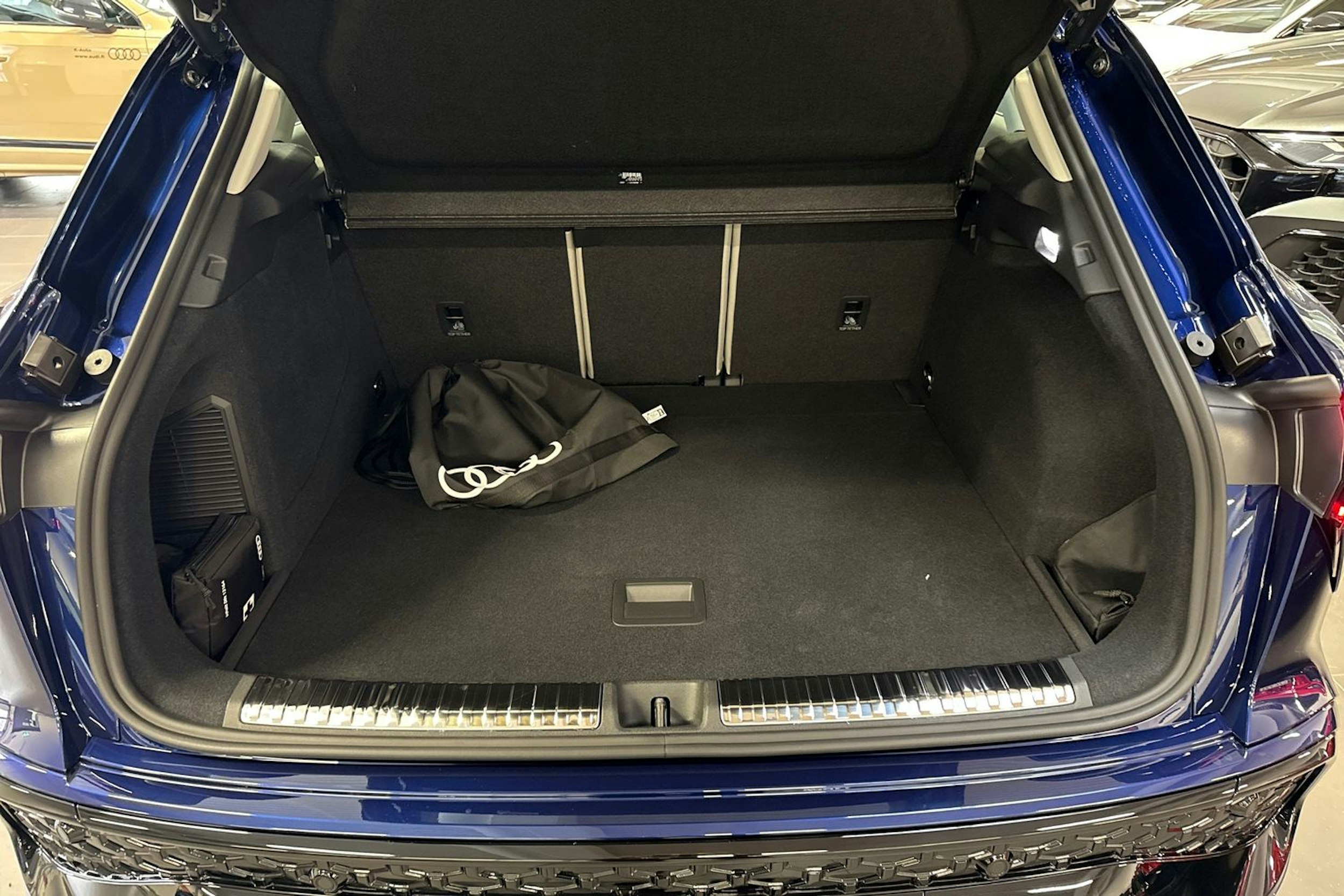 met. sininen Audi Q3 2026 kuva 11.