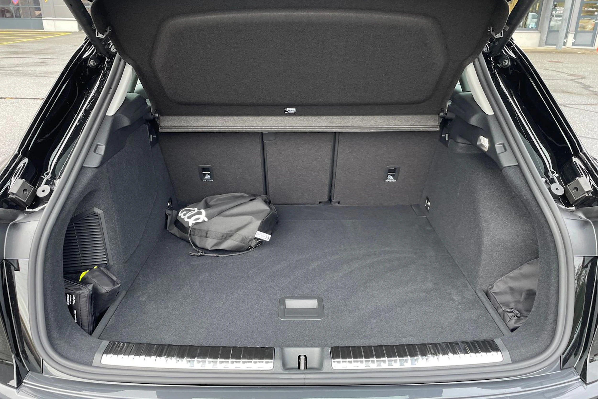 musta Audi Q3 2026 kuva 14.