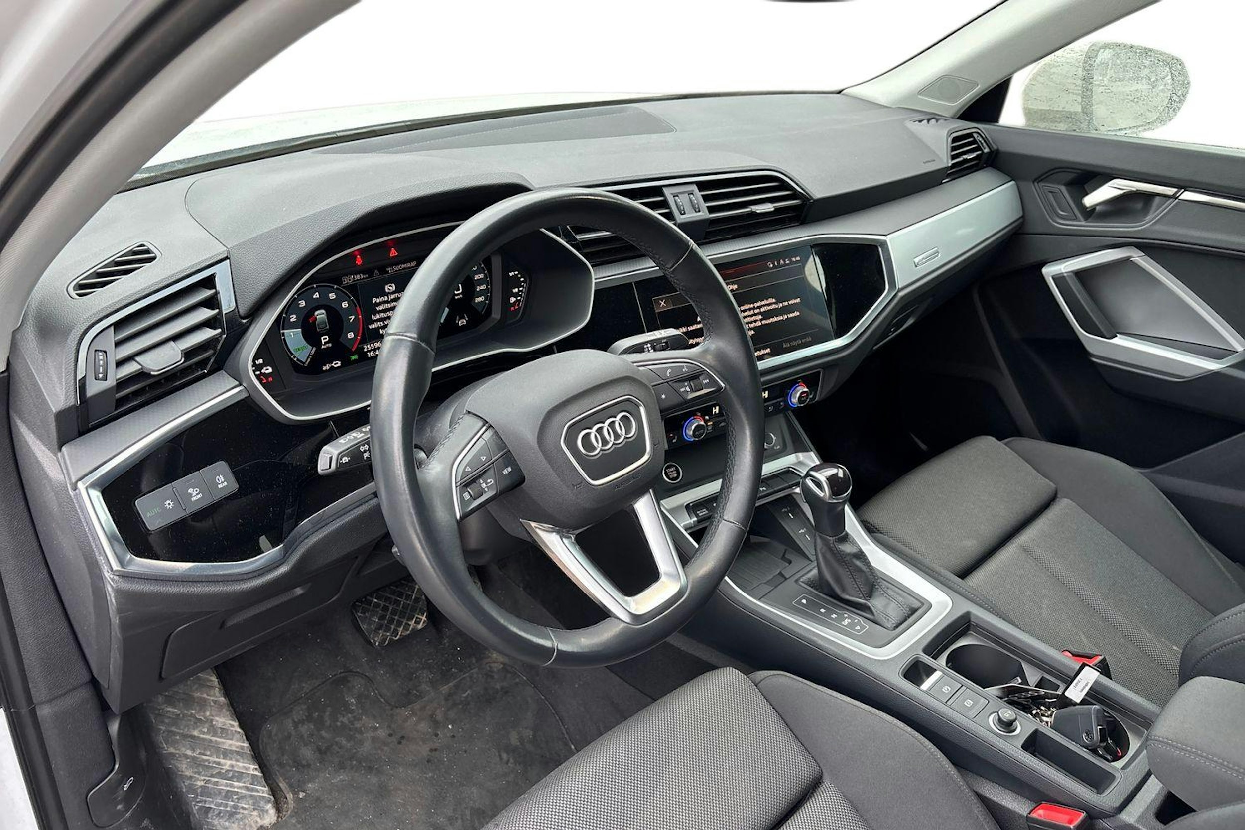 valkoinen Audi Q3 2024 kuva 31.