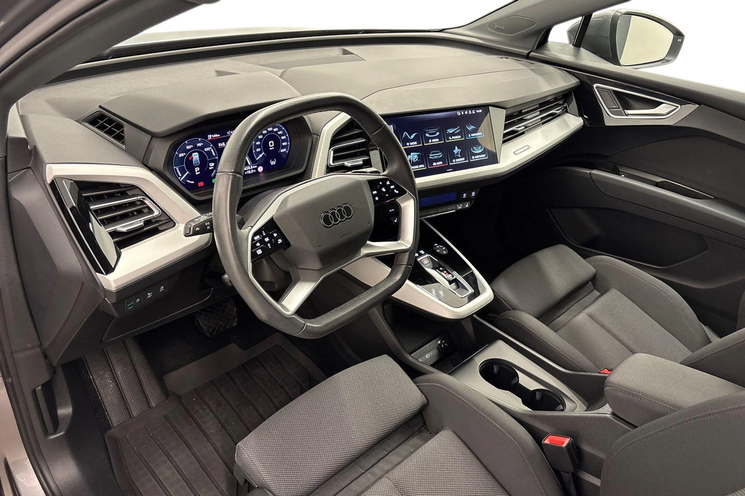 Harmaa Audi Q4 50 e-tron 2024 kuva 6.