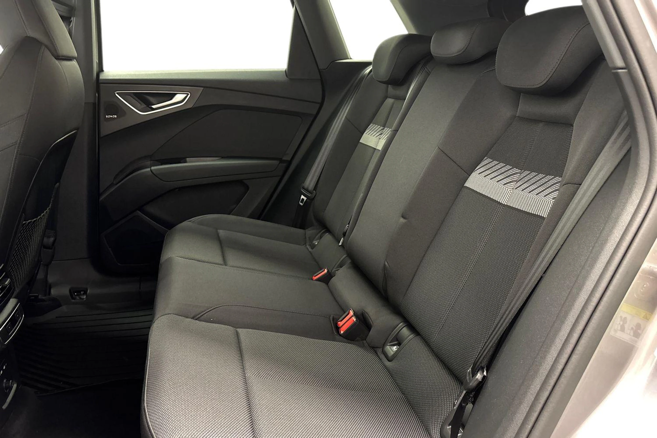 Harmaa Audi Q4 50 e-tron 2024 kuva 8.