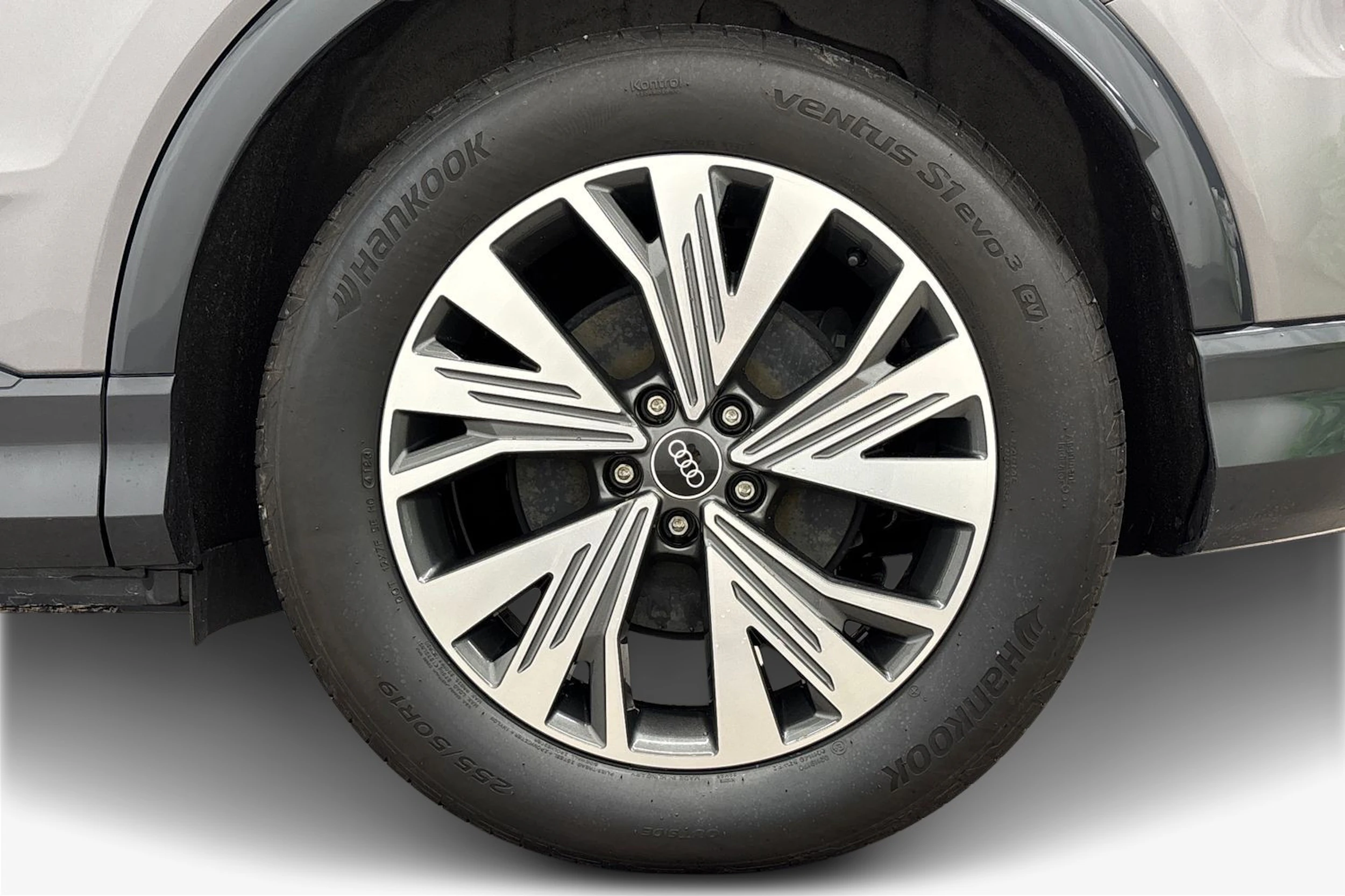 Harmaa Audi Q4 50 e-tron 2024 kuva 9.