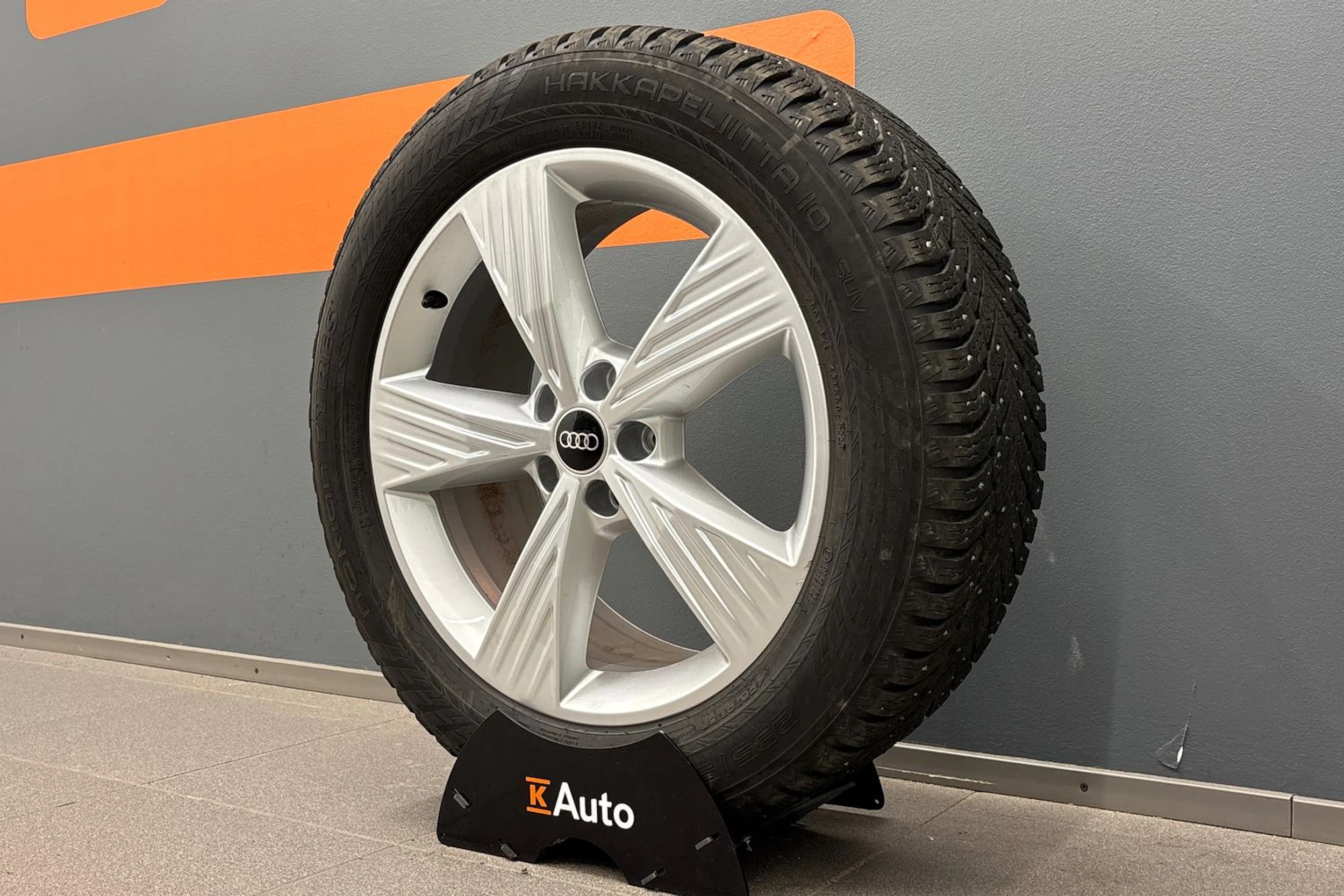 Harmaa Audi Q4 50 e-tron 2024 kuva 10.