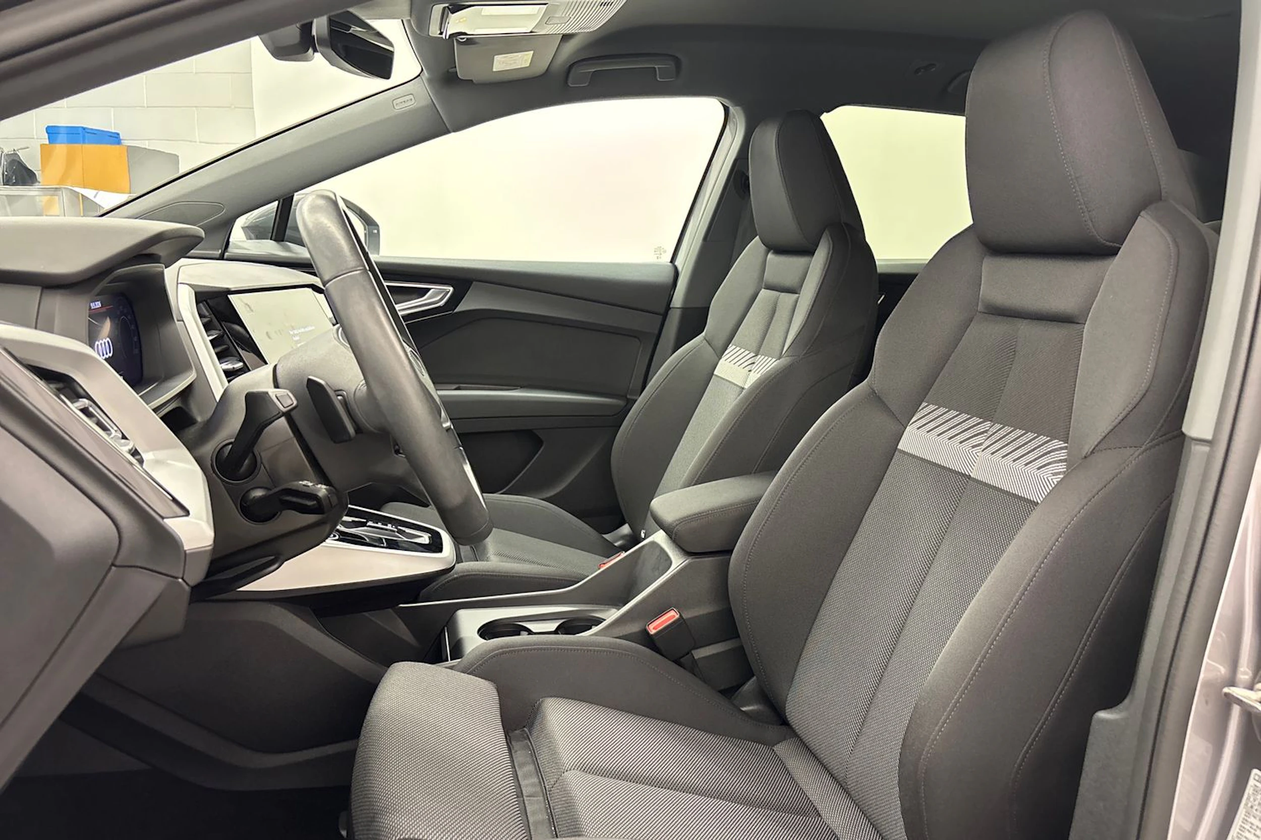 Harmaa Audi Q4 50 e-tron 2024 kuva 11.