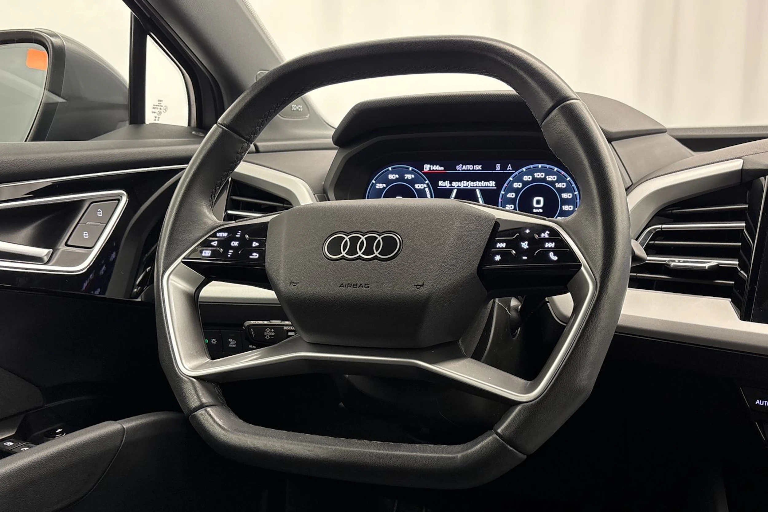 Harmaa Audi Q4 50 e-tron 2024 kuva 12.