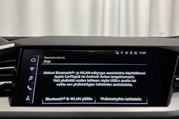 Harmaa Audi Q4 50 e-tron 2024 kuva 18.