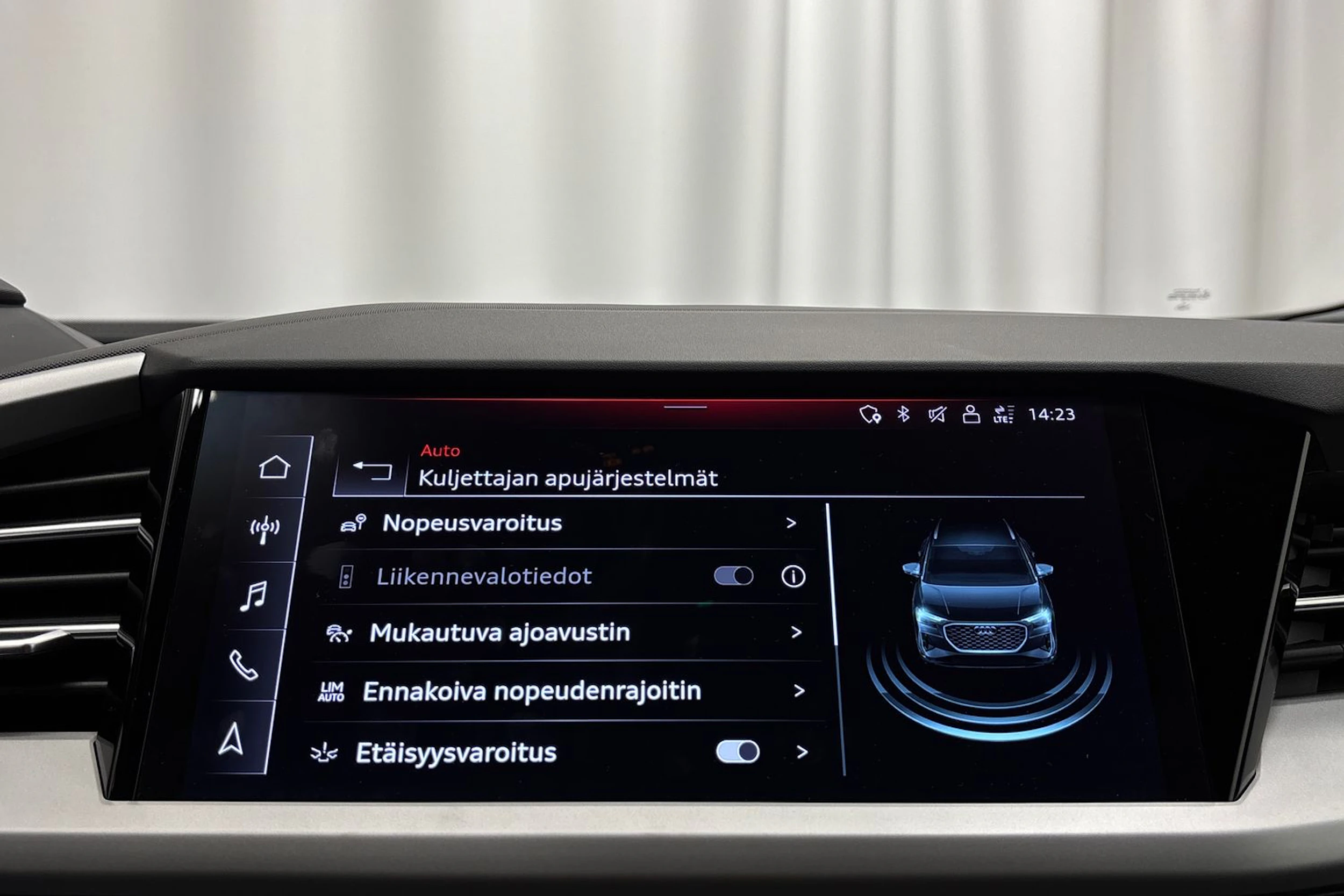 Harmaa Audi Q4 50 e-tron 2024 kuva 20.