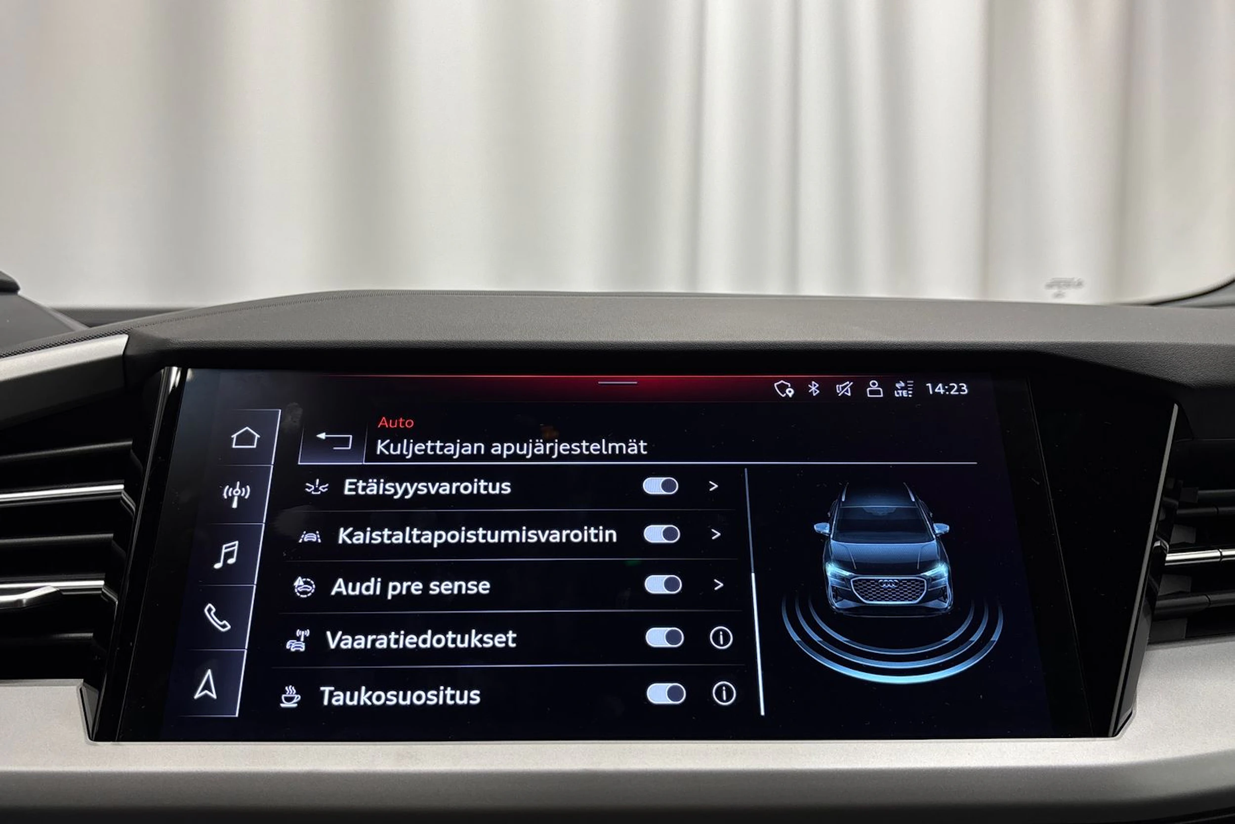 Harmaa Audi Q4 50 e-tron 2024 kuva 21.