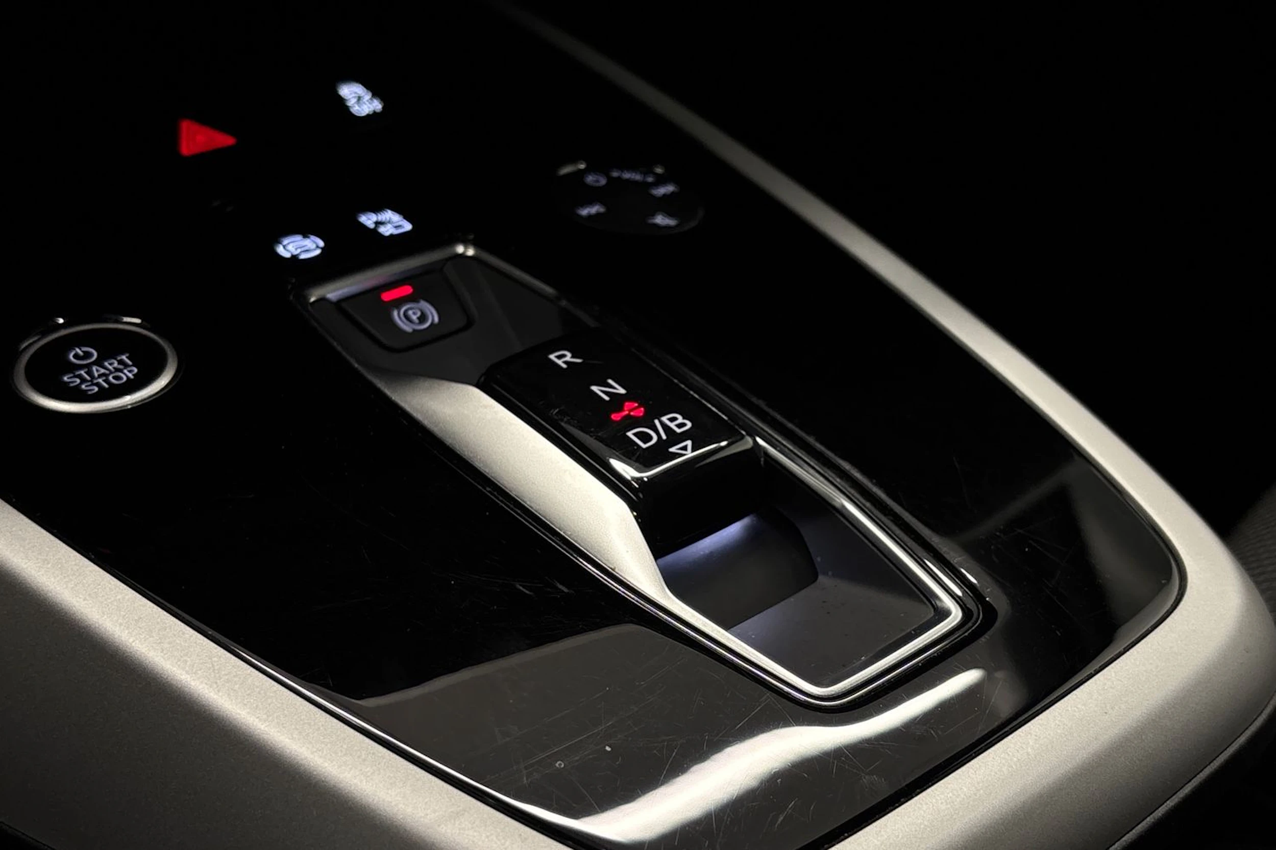 Harmaa Audi Q4 50 e-tron 2024 kuva 23.
