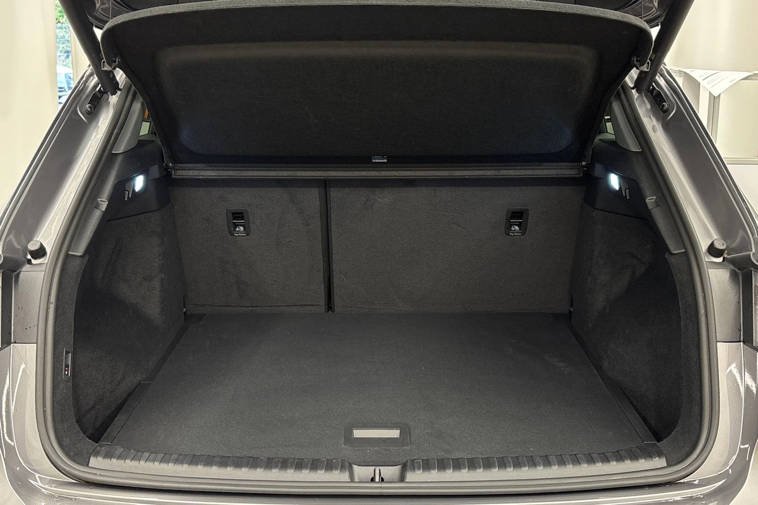 Harmaa Audi Q4 50 e-tron 2024 kuva 24.