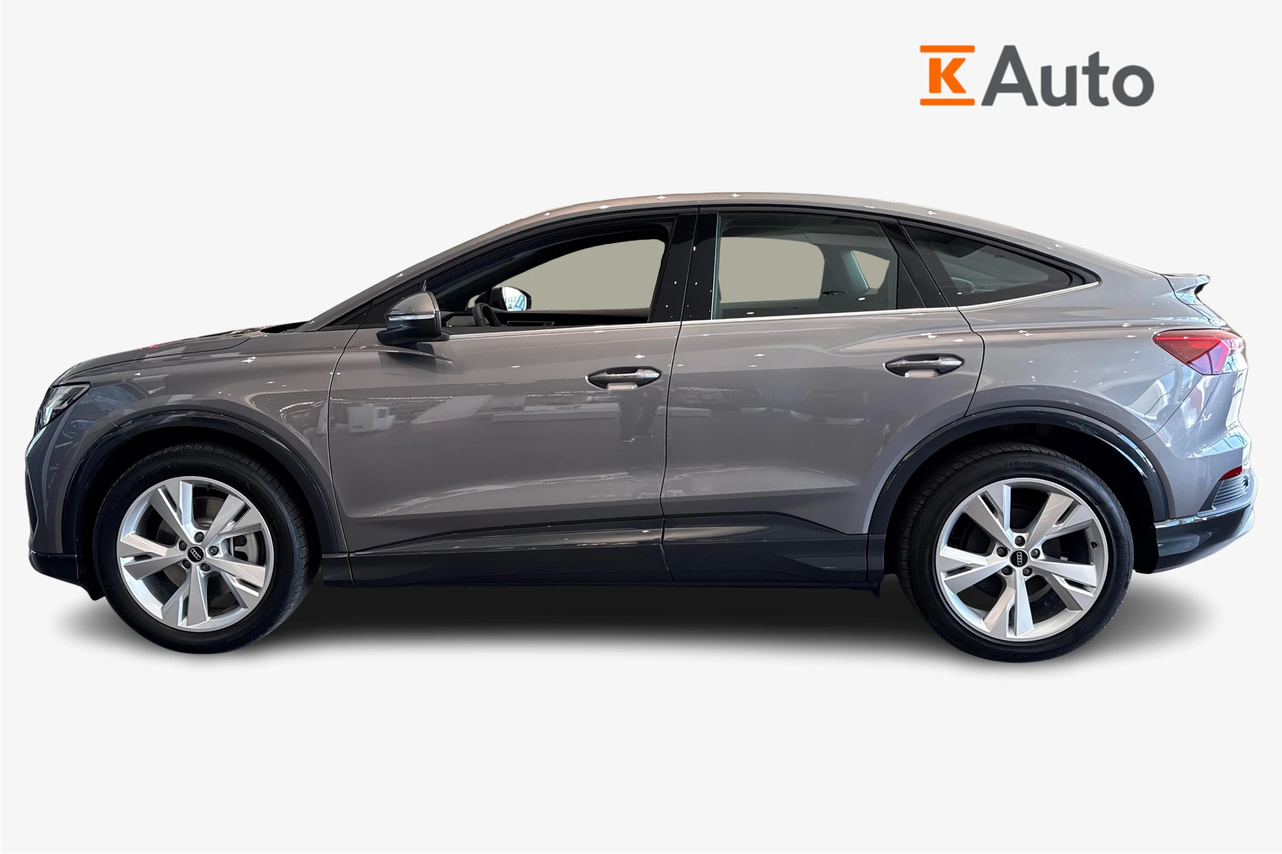 harmaa Audi Q4 e-tron 2026 kuva 5.