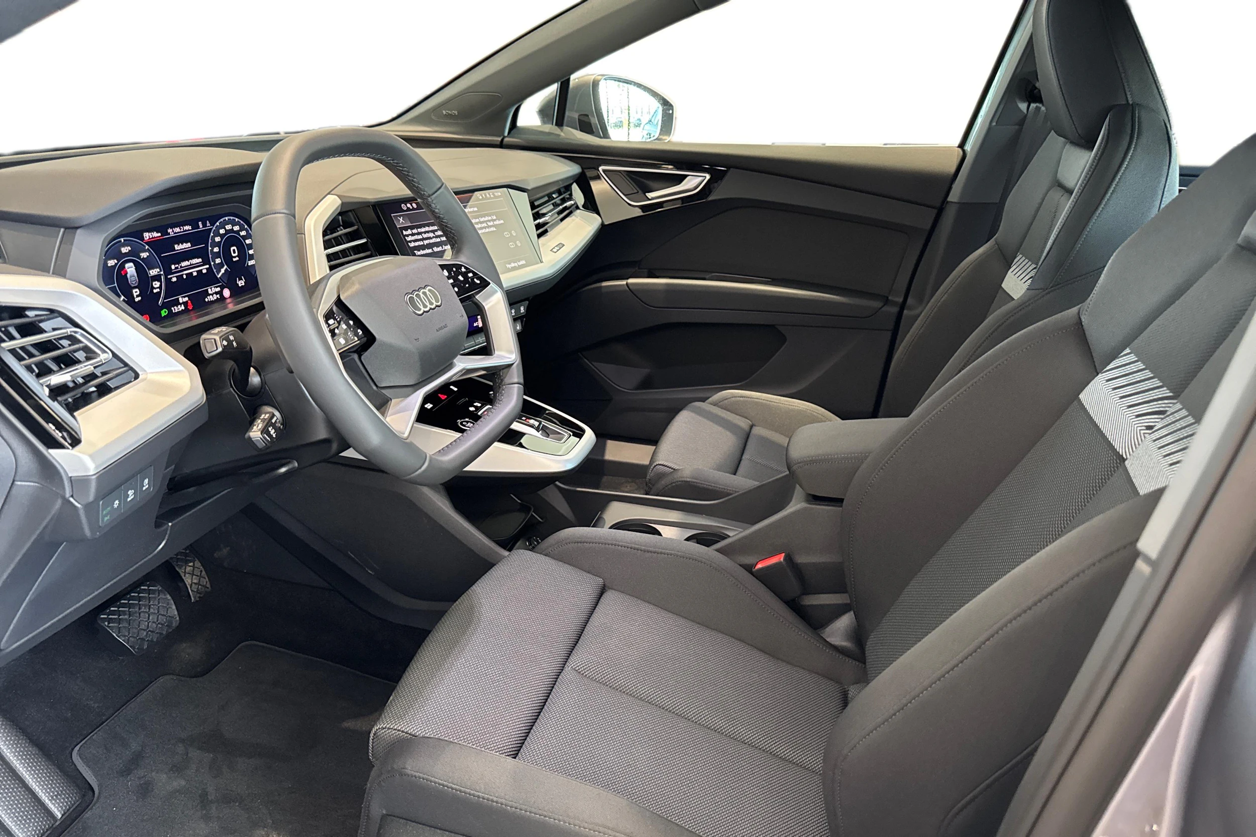 harmaa Audi Q4 e-tron 2026 kuva 6.