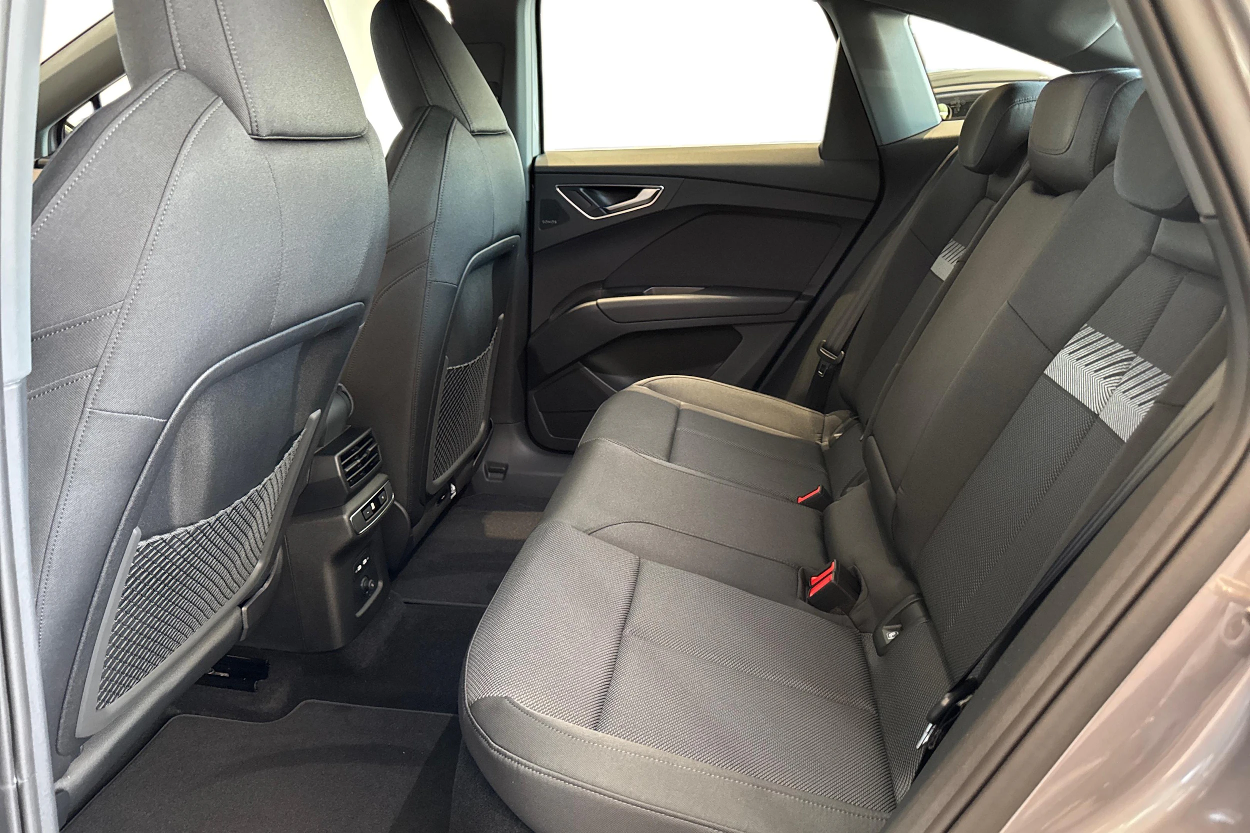 harmaa Audi Q4 e-tron 2026 kuva 8.