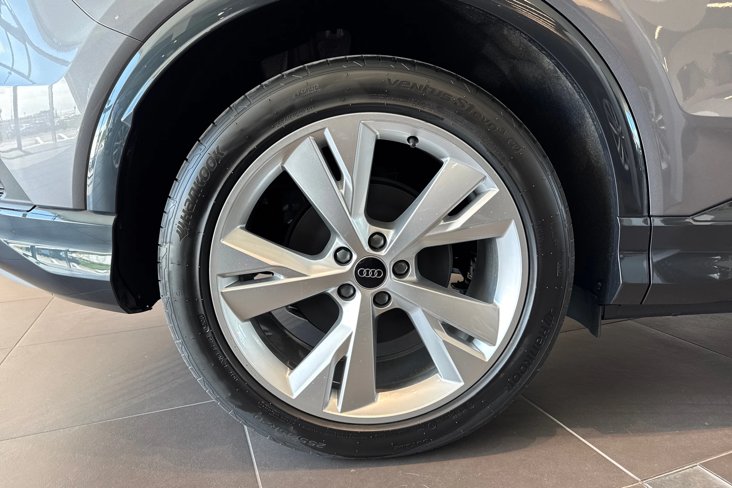 harmaa Audi Q4 e-tron 2026 kuva 10.