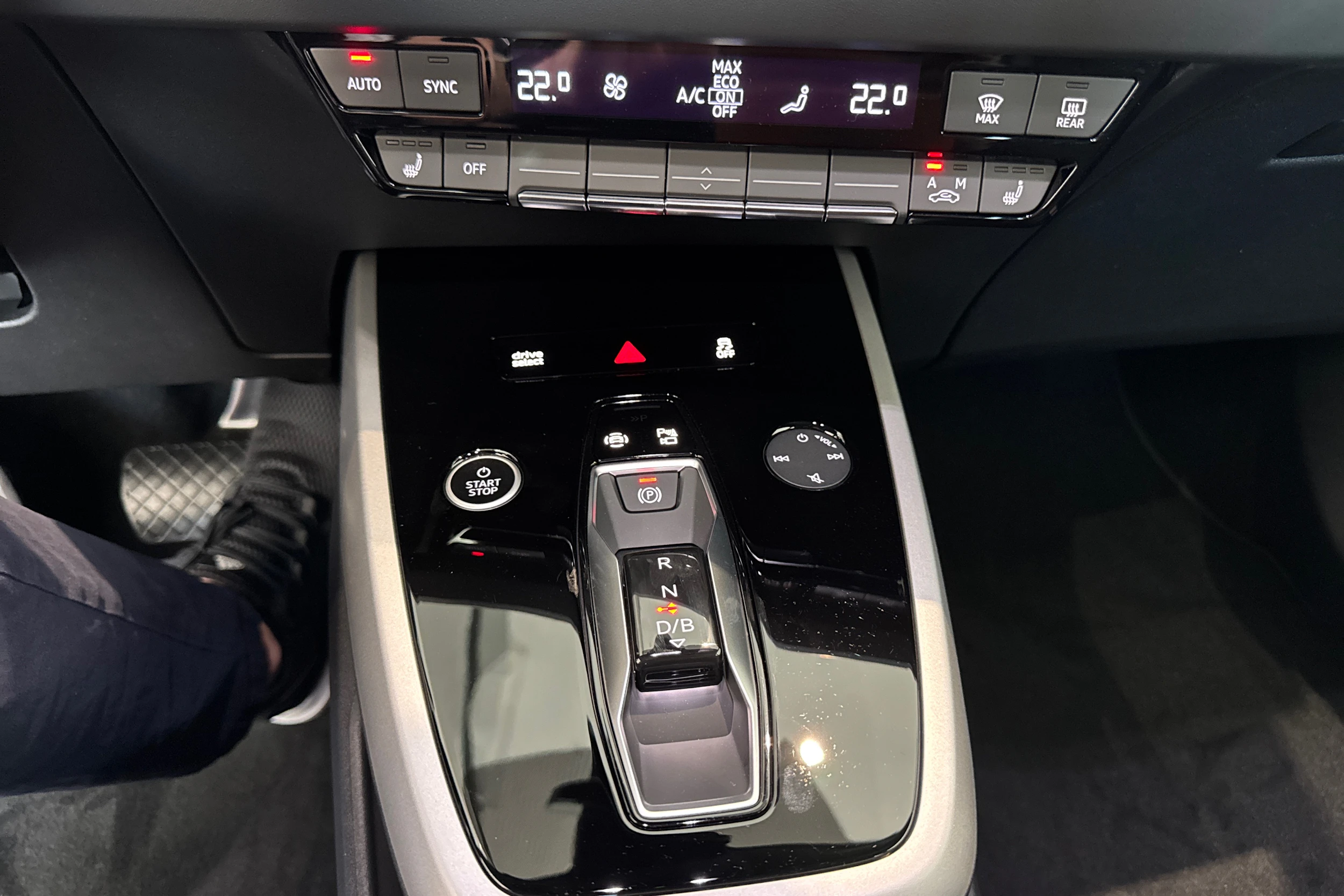harmaa Audi Q4 e-tron 2026 kuva 15.